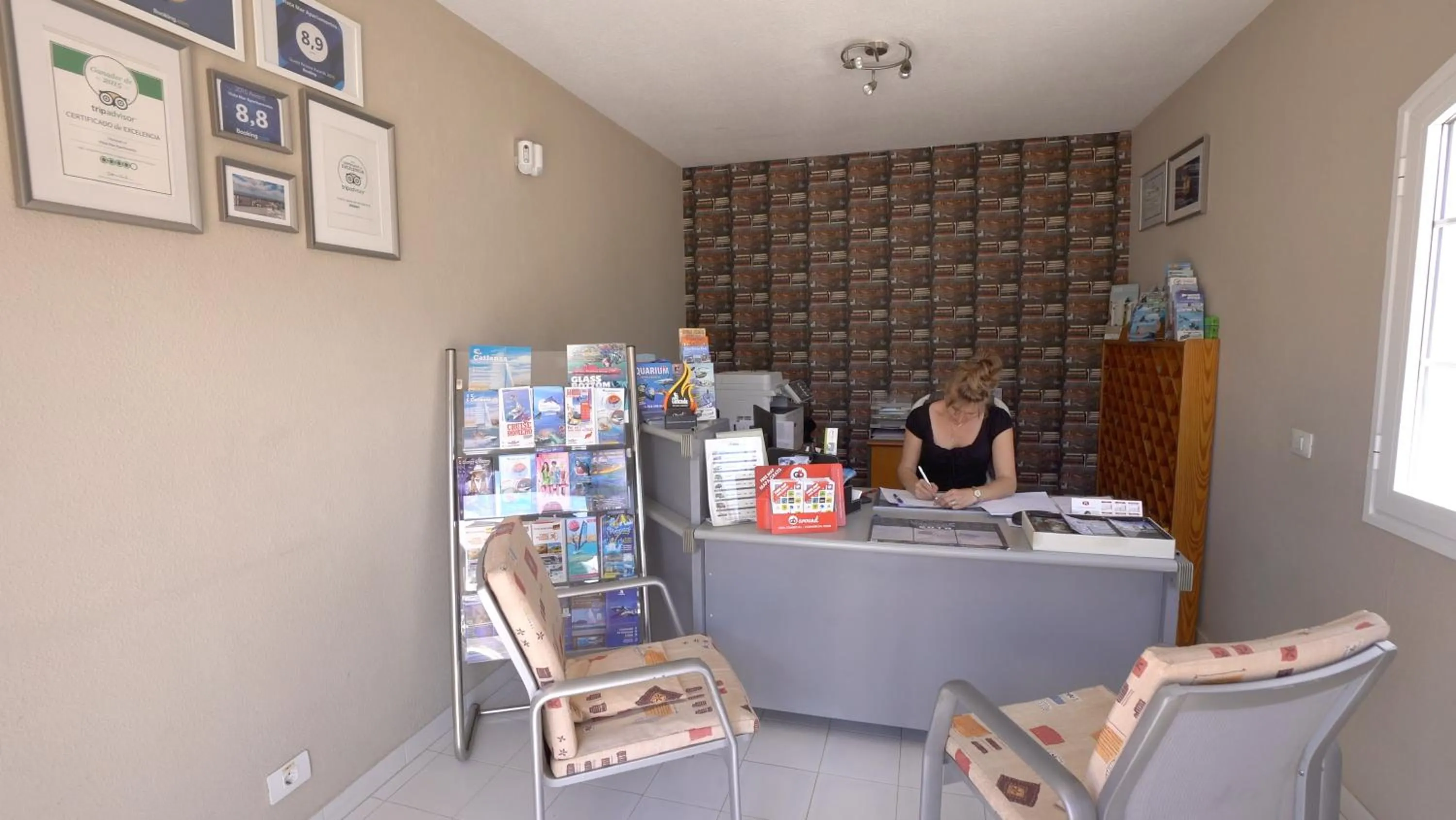 People in Vista Mar Apartamentos