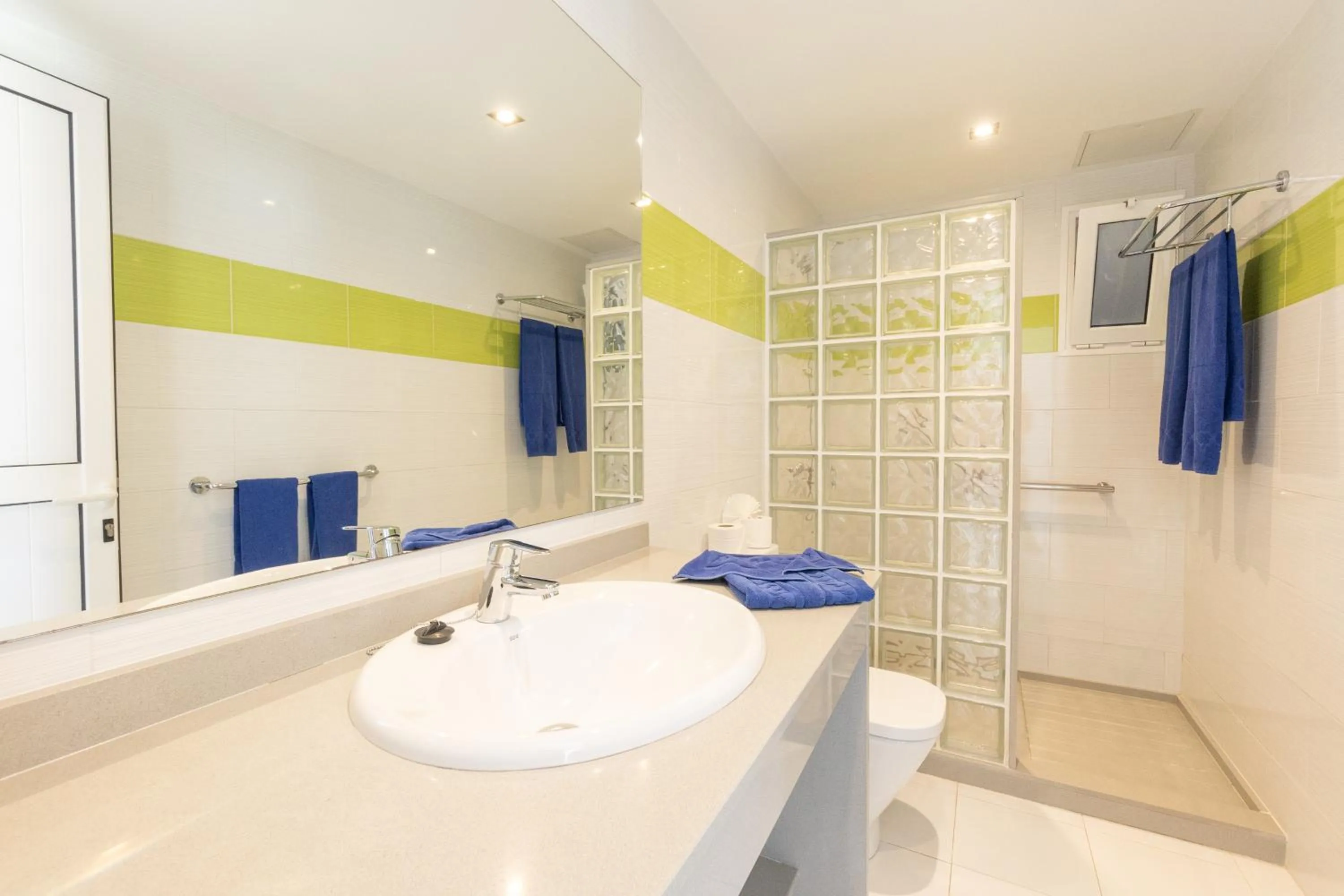 Shower in Vista Mar Apartamentos