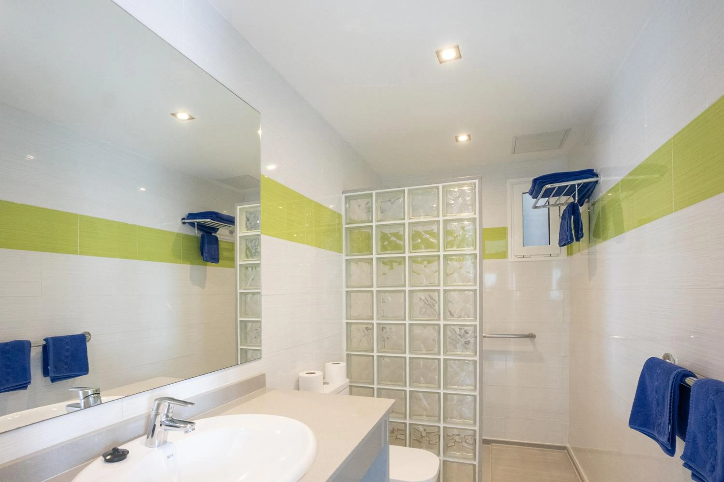 Shower in Vista Mar Apartamentos