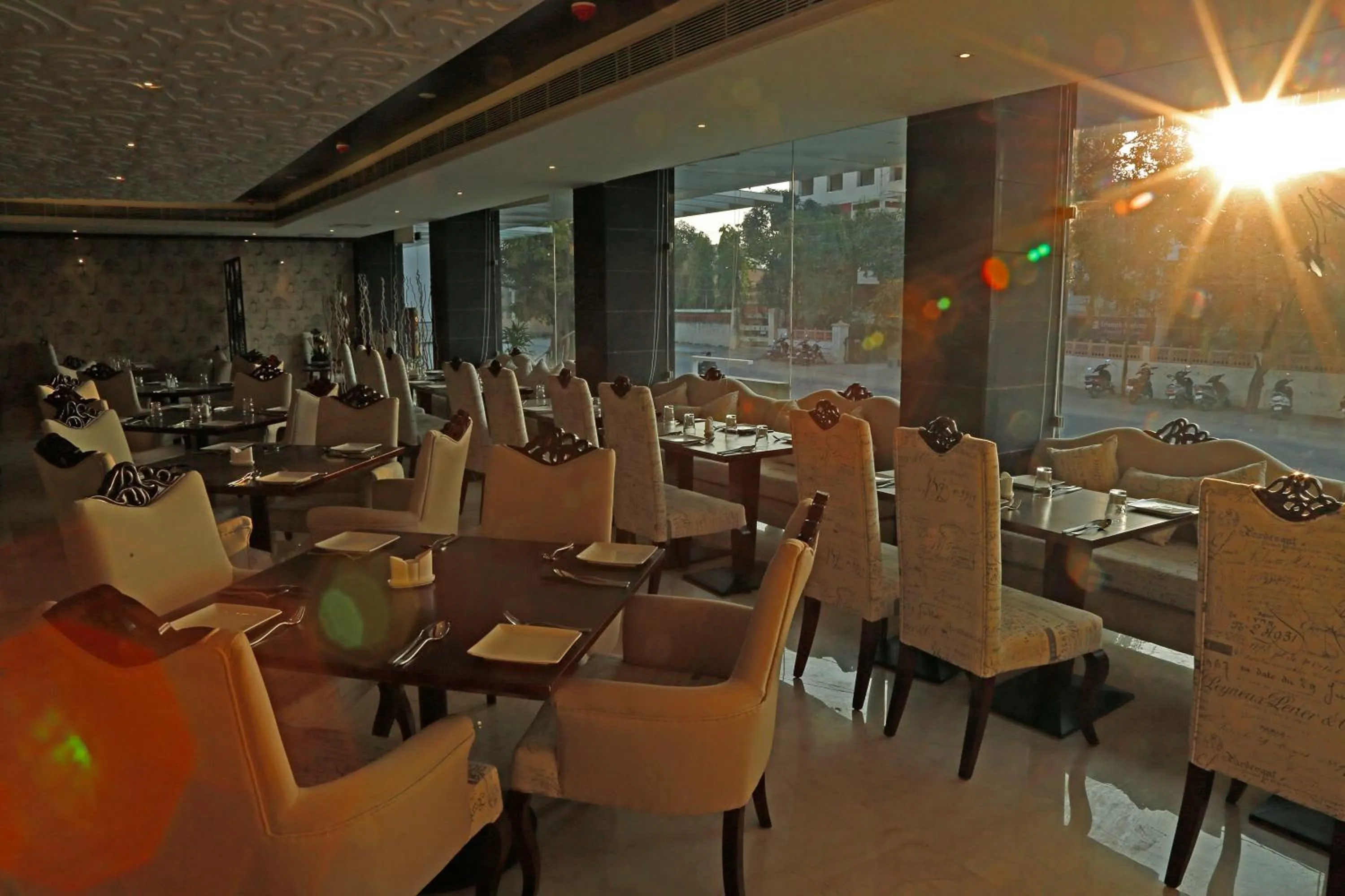 Restaurant/places to eat in Hotel LN Courtyard