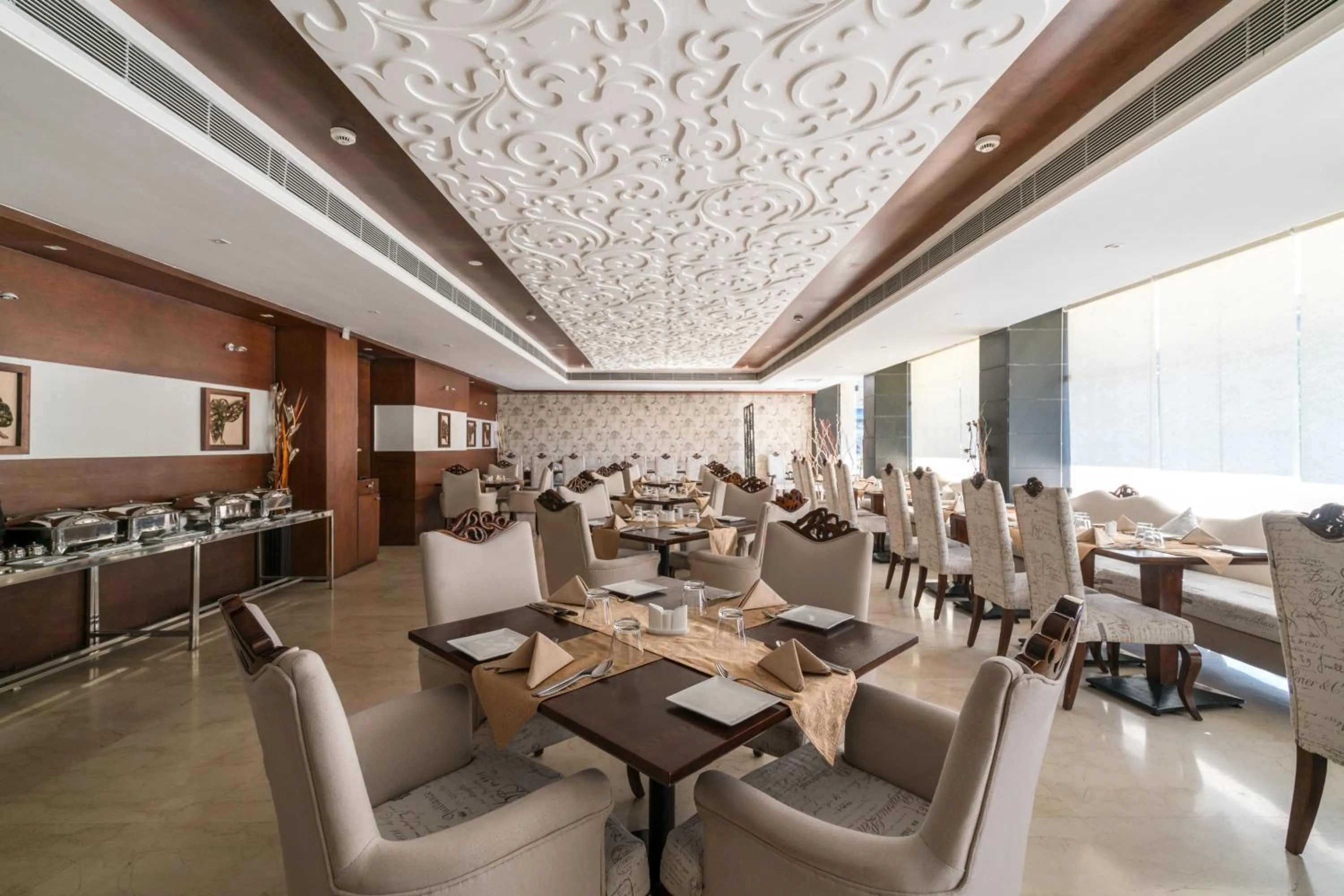 Restaurant/places to eat in Hotel LN Courtyard