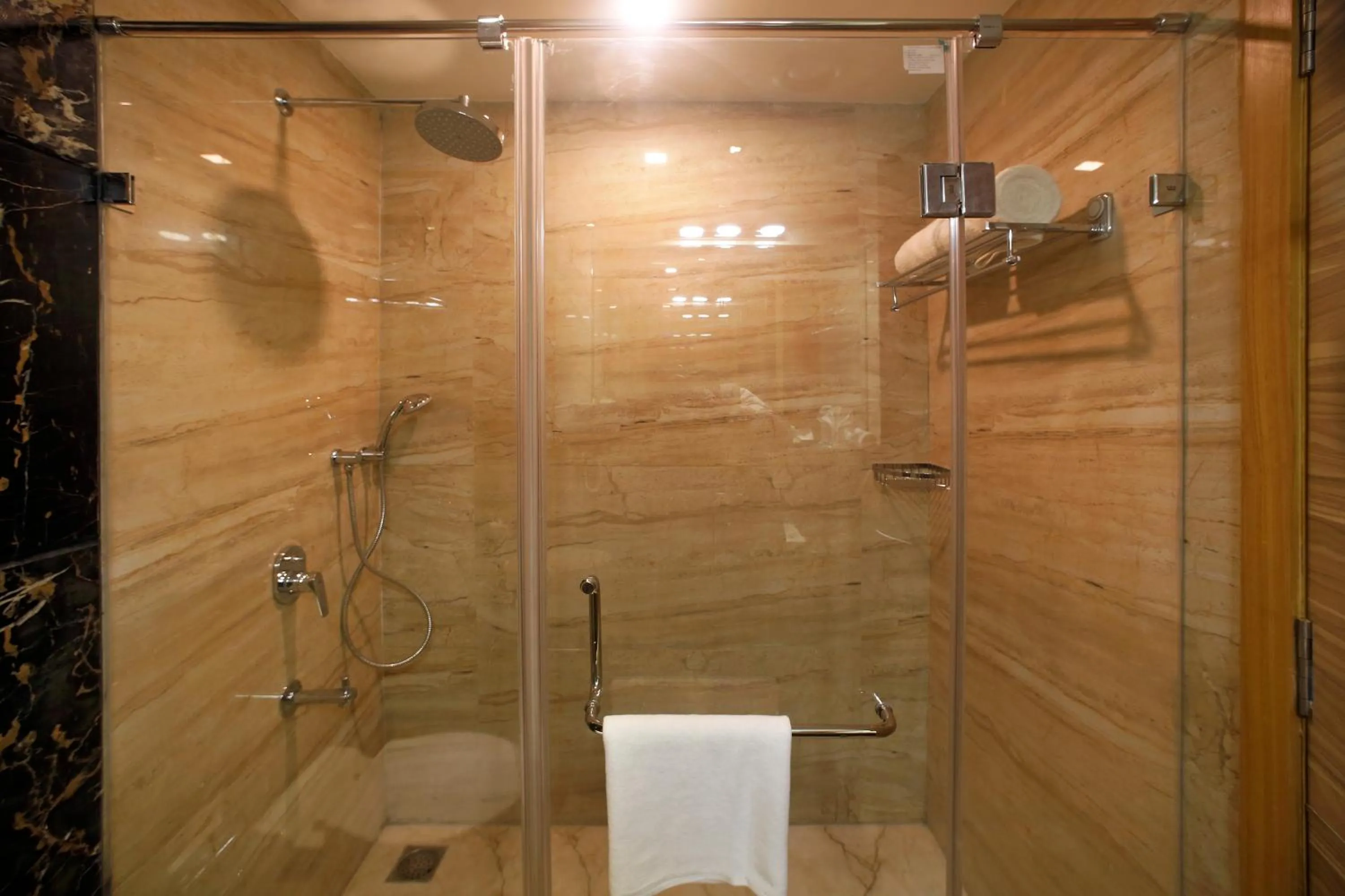 Bathroom in Hotel LN Courtyard