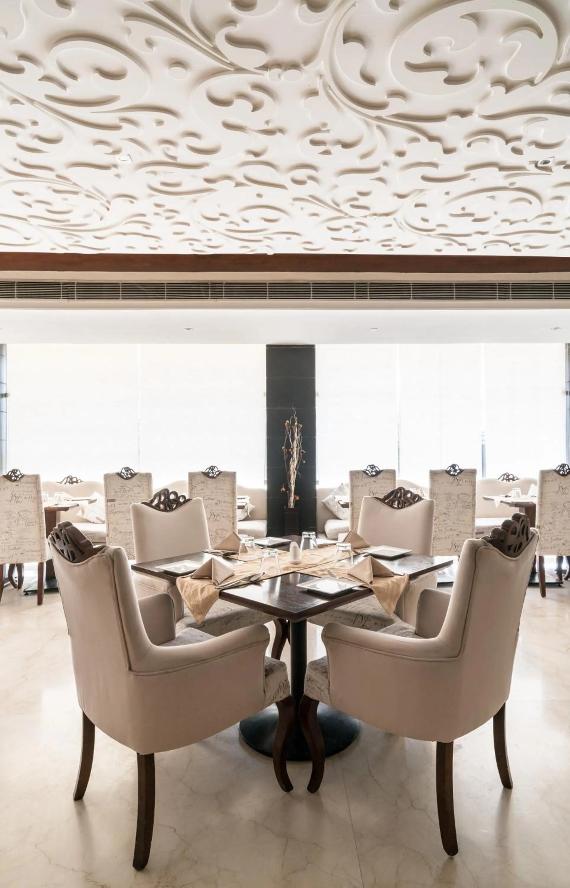 Restaurant/places to eat in Hotel LN Courtyard