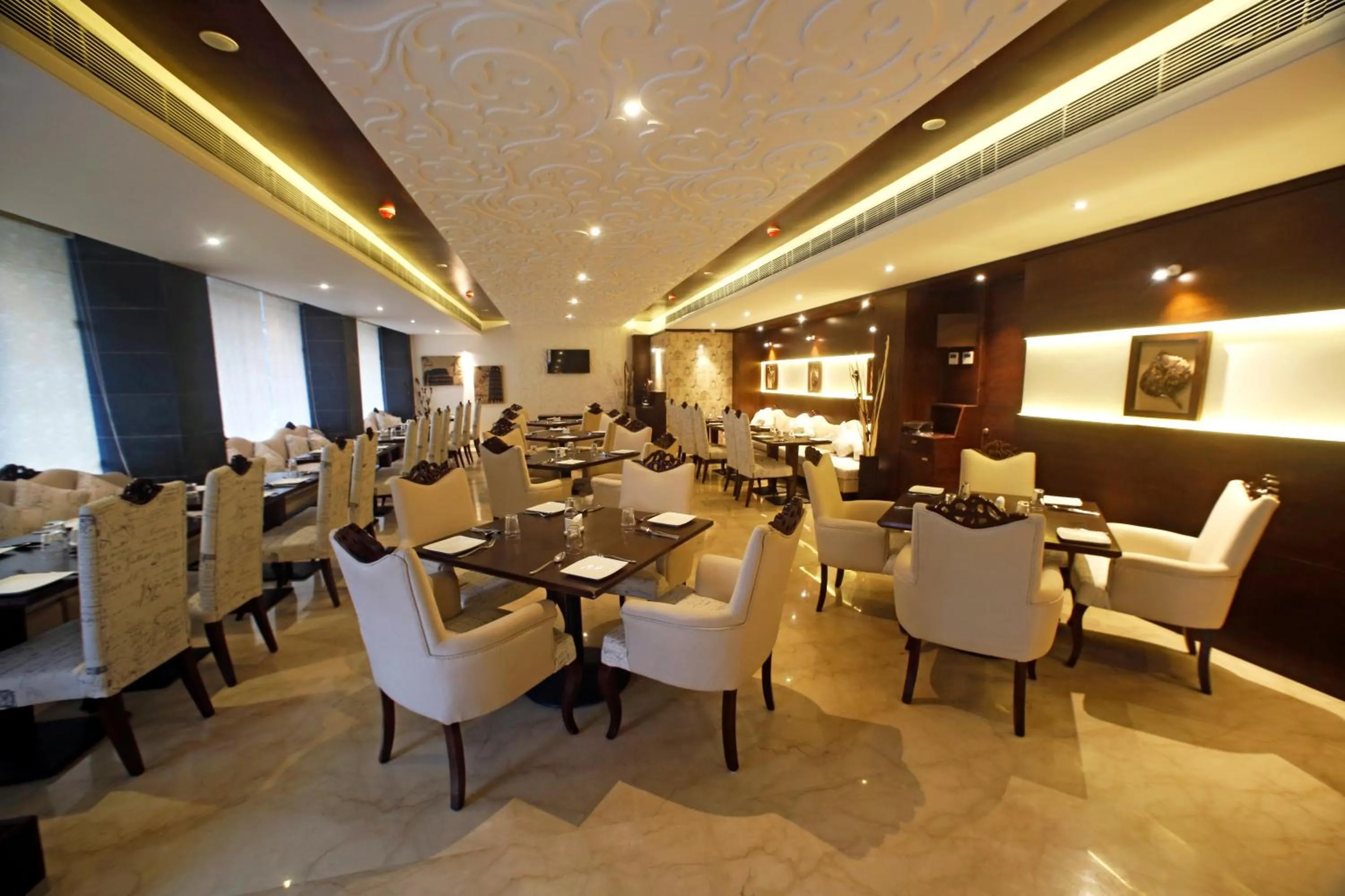 Restaurant/places to eat in Hotel LN Courtyard