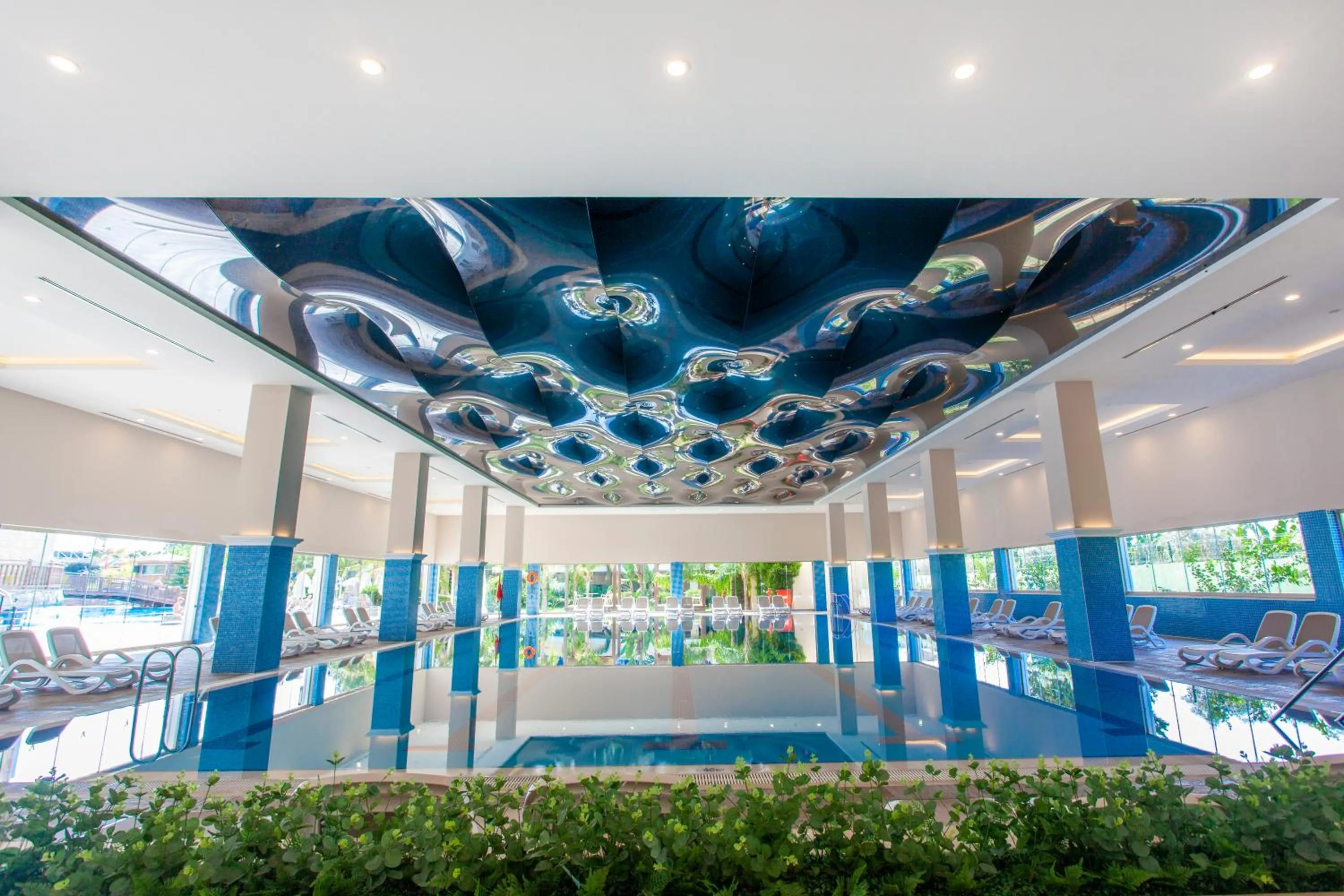 Swimming pool in Haydarpasha Palace Hotel