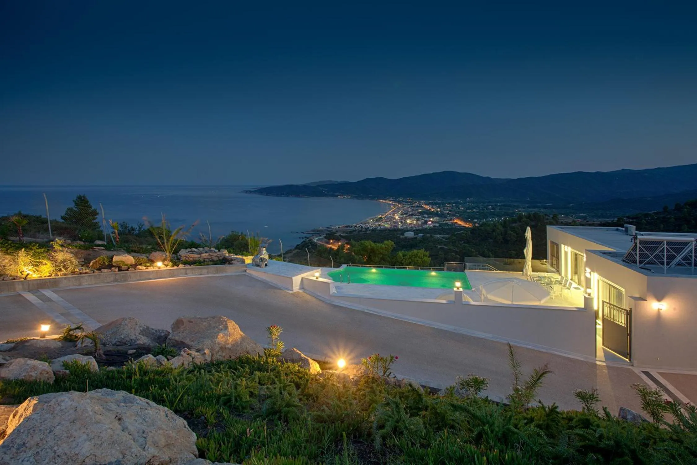 Night in Villa White Pearl