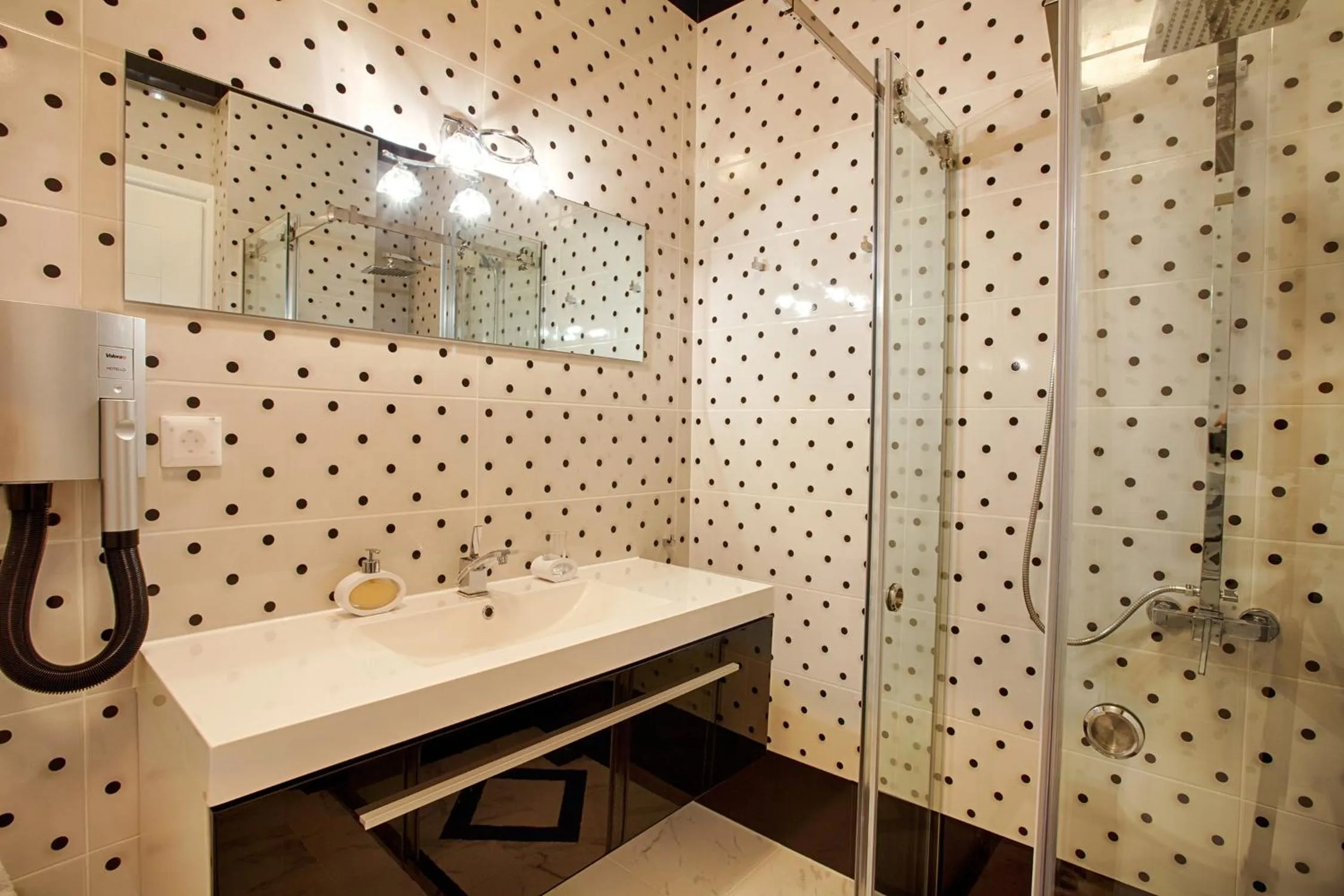 Shower in Villa White Pearl