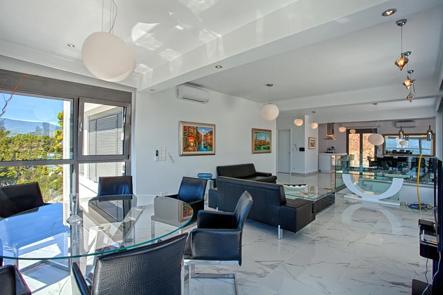 Communal lounge/ TV room in Villa White Pearl