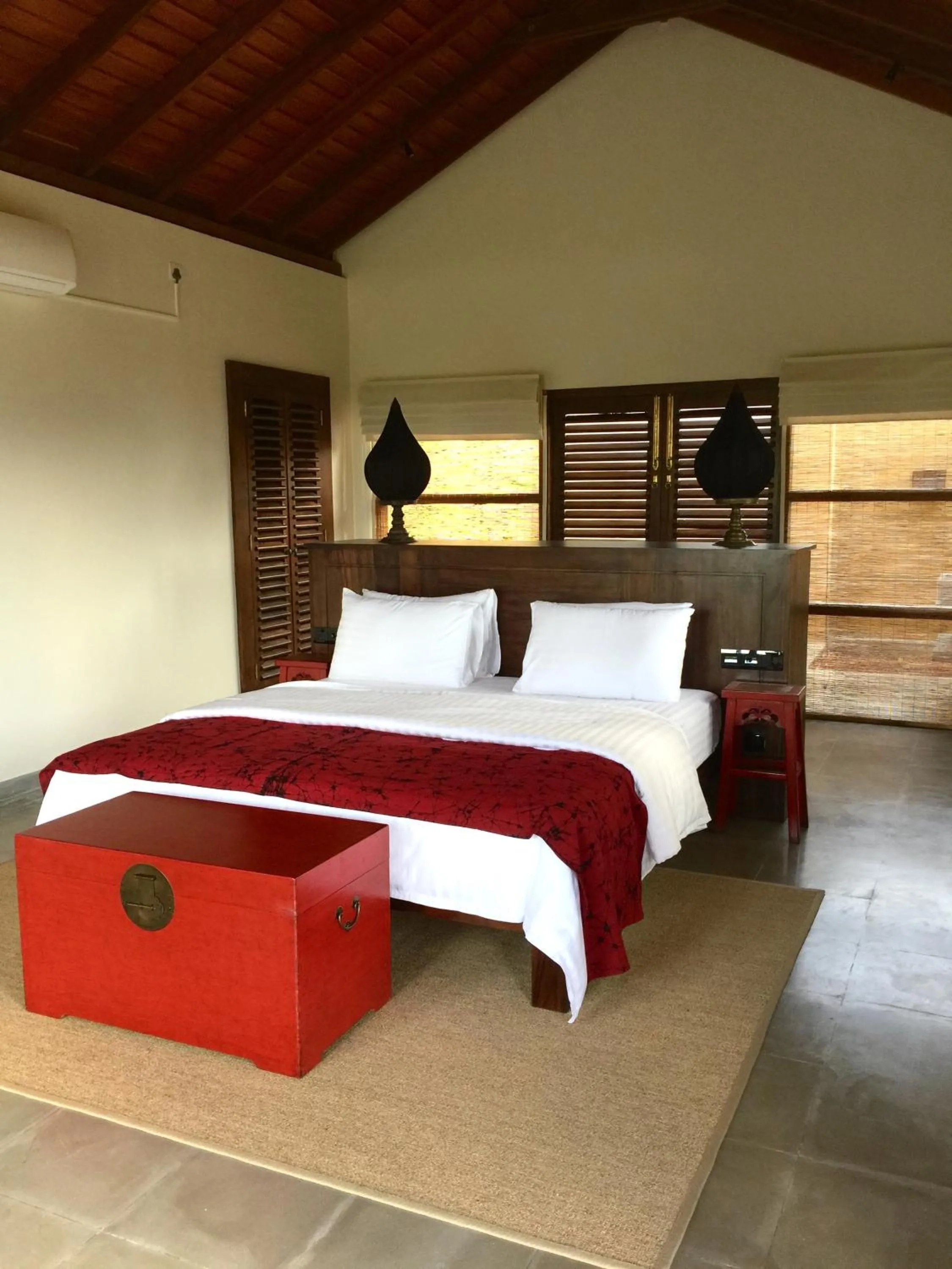 Photo of the whole room, Bed in Kumbukgaha Villa