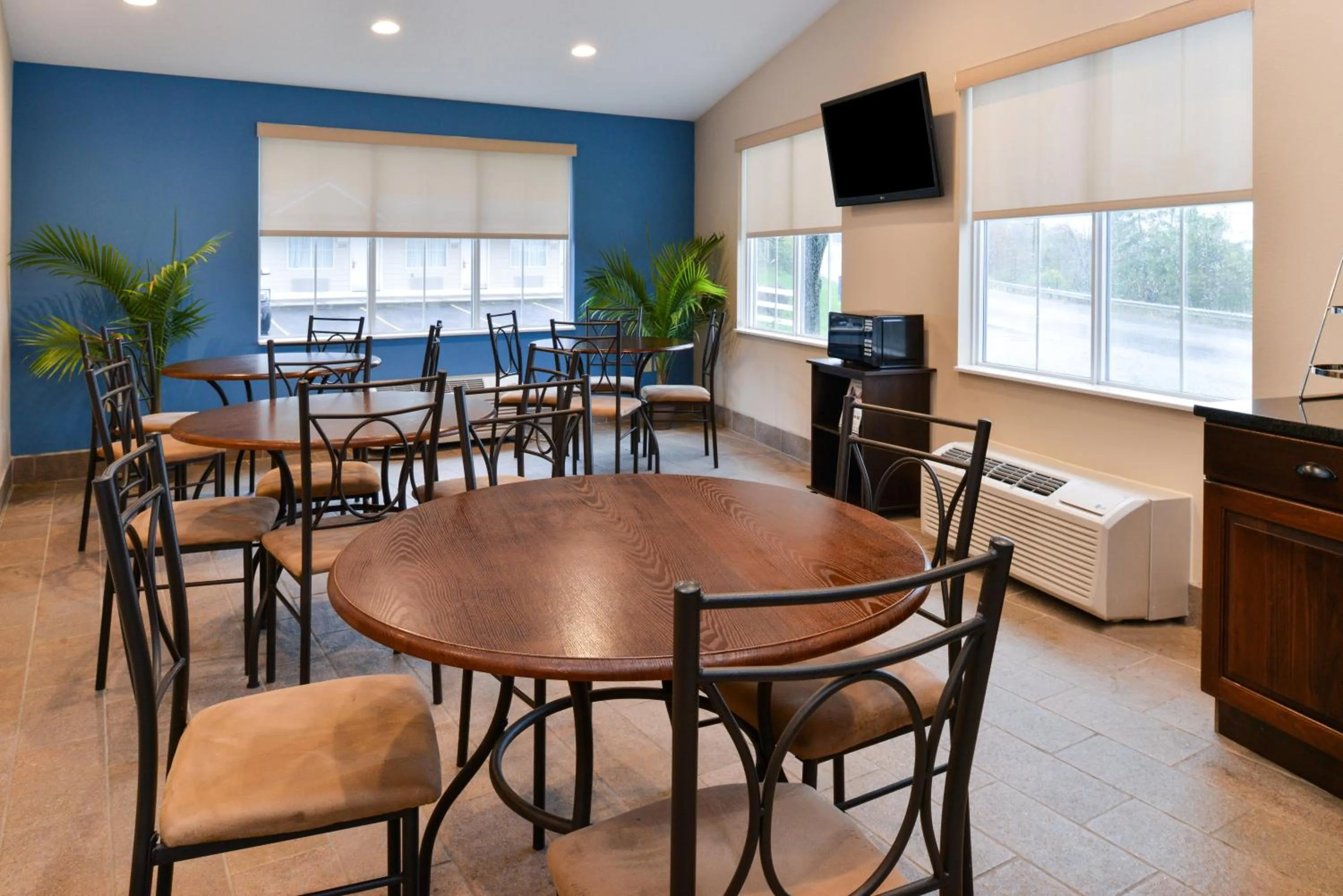Coffee/tea facilities in Americas Best Value Inn & Suites St Clairsville Wheeling
