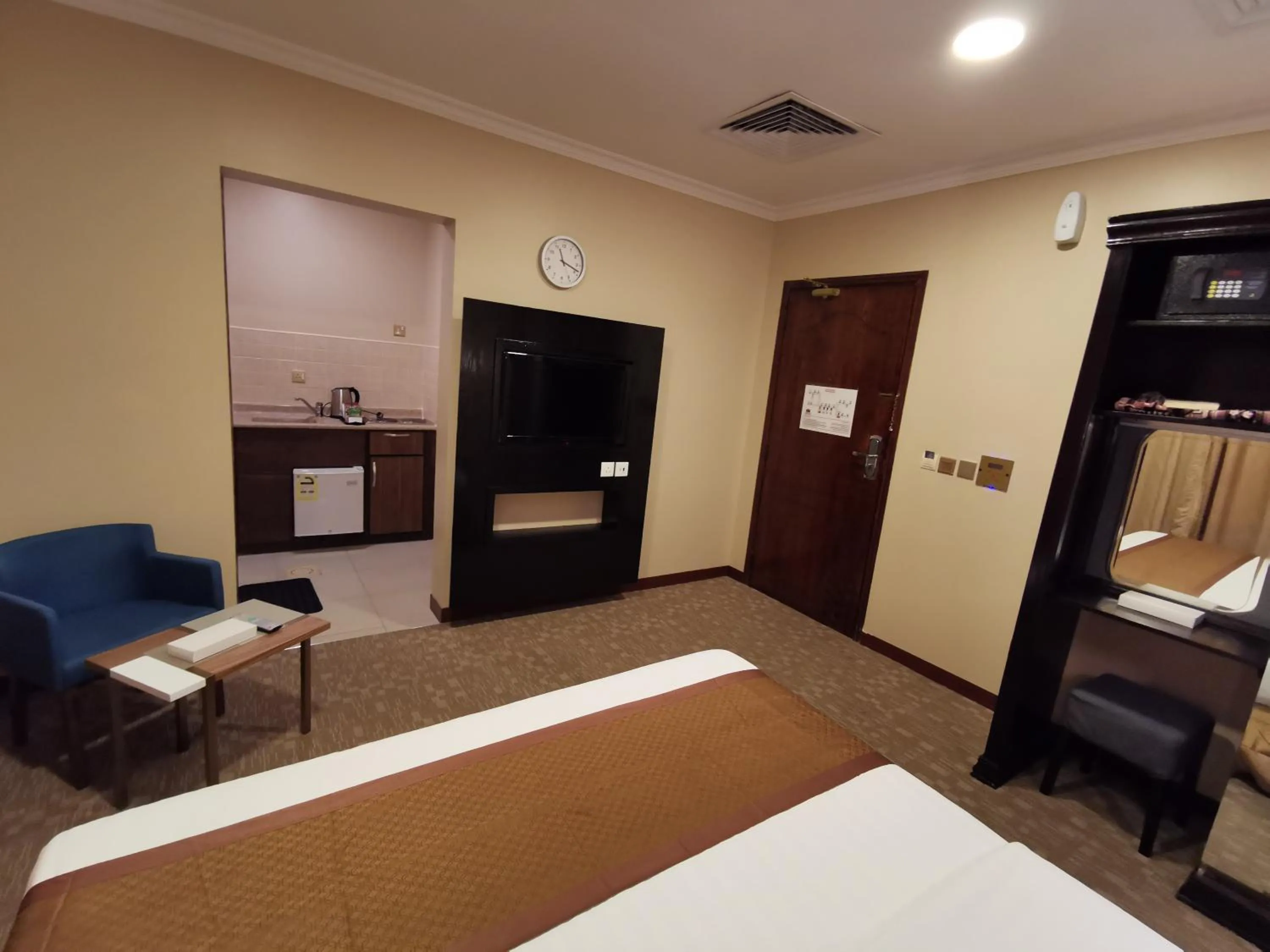 Photo of the whole room, Bed in Travellerinn Serviced Apartment