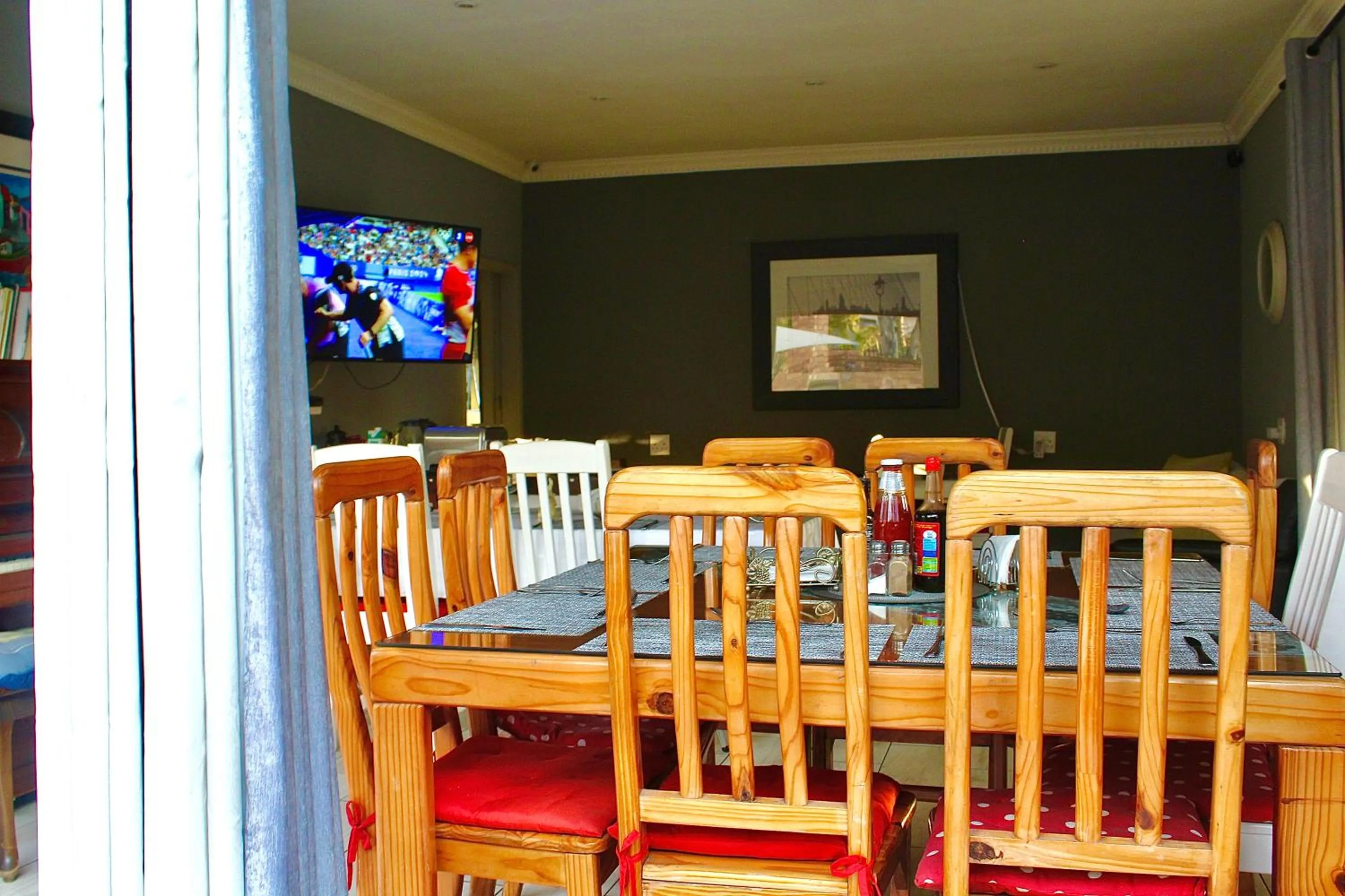 Communal lounge/ TV room in 3 Brothers B&B