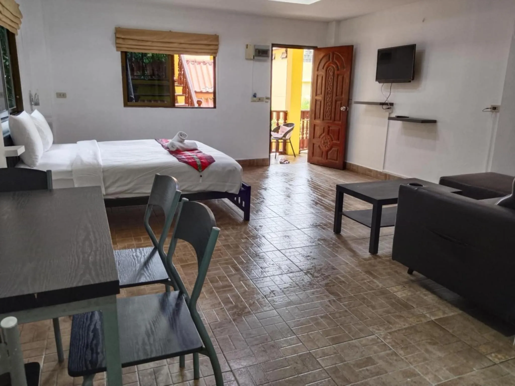 Living room in Phratamnak Inn - 100 meter from Beach