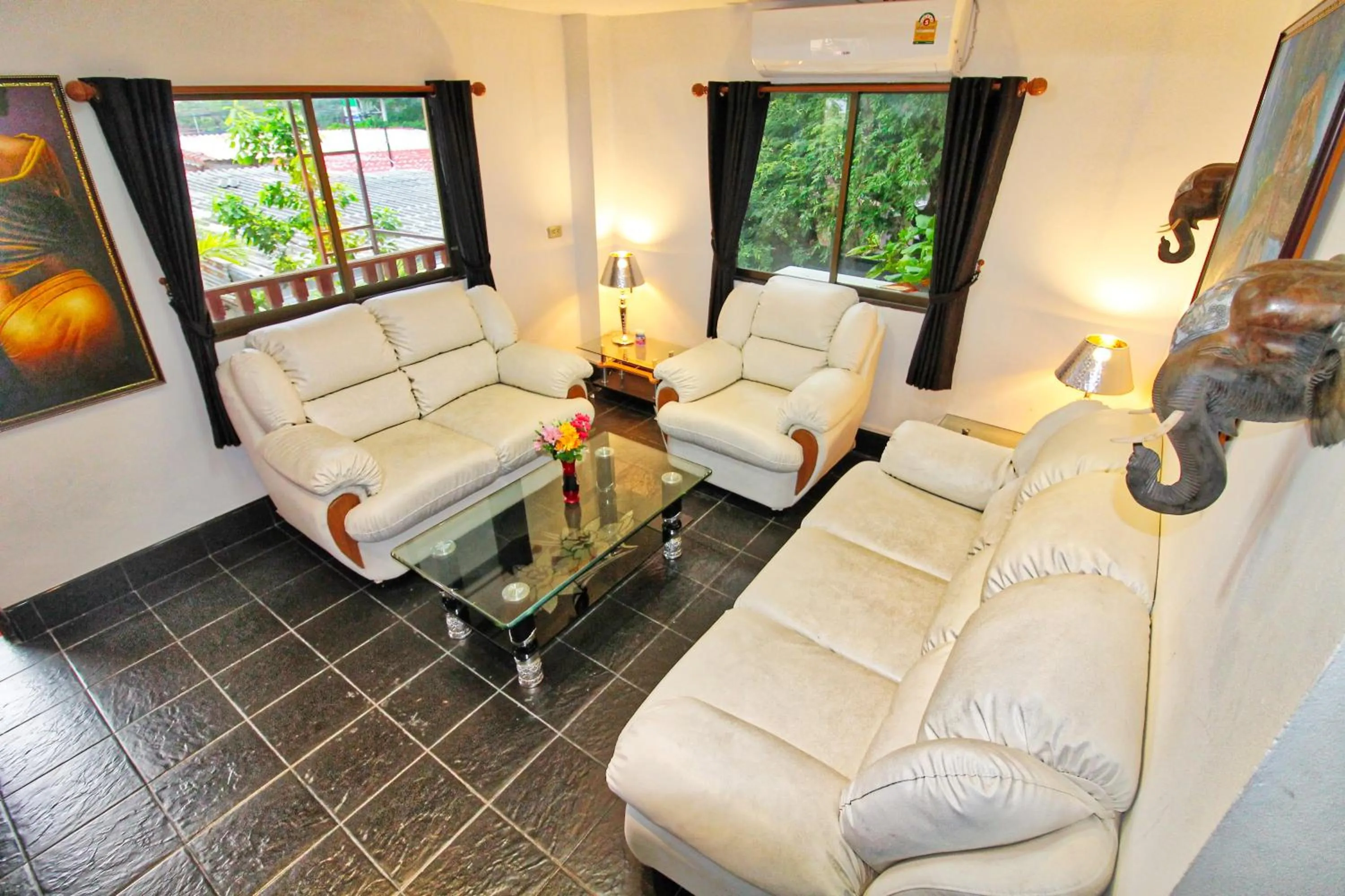 Living room in Phratamnak Inn - 100 meter from Beach