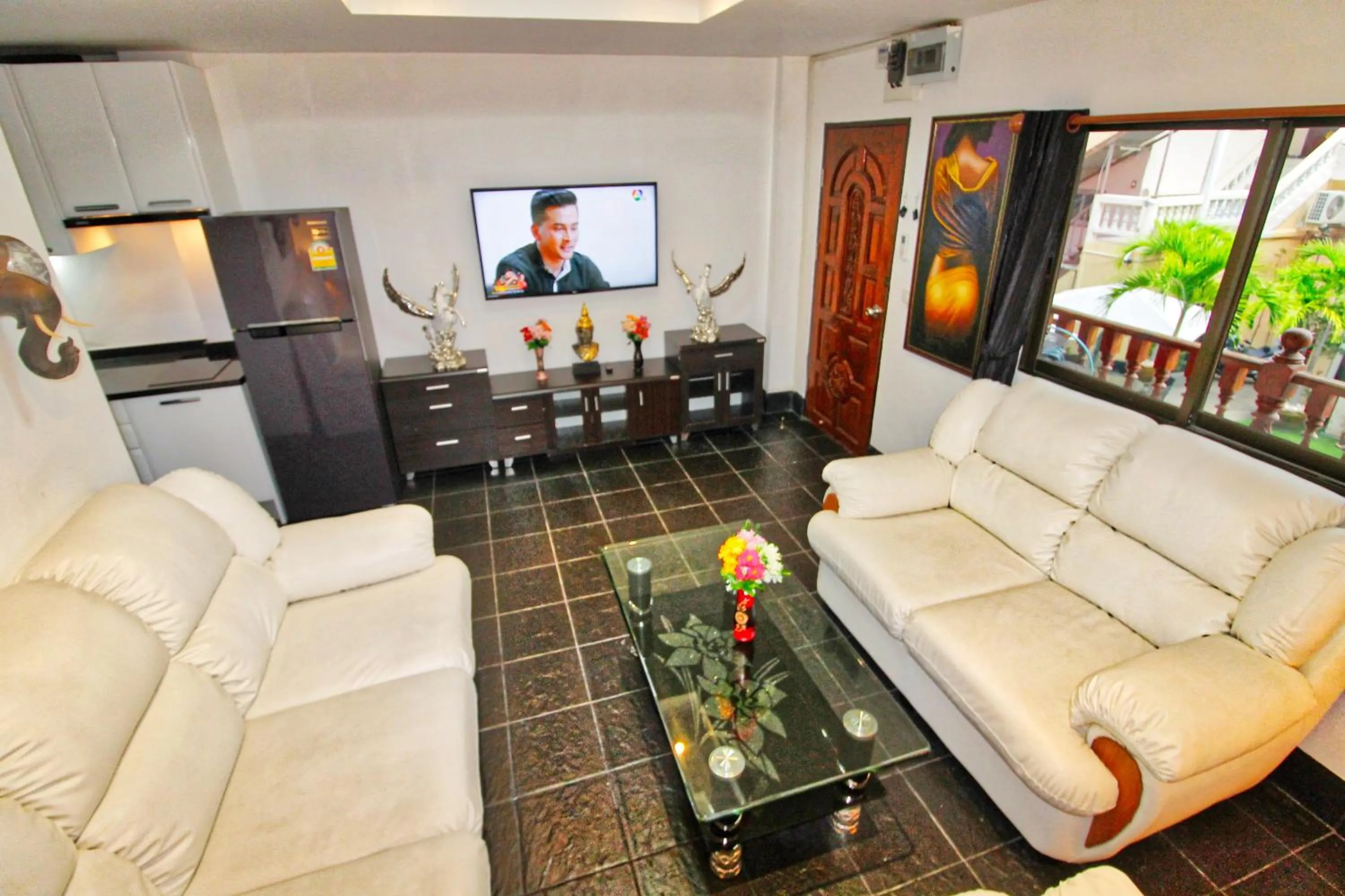 Living room in Phratamnak Inn - 100 meter from Beach