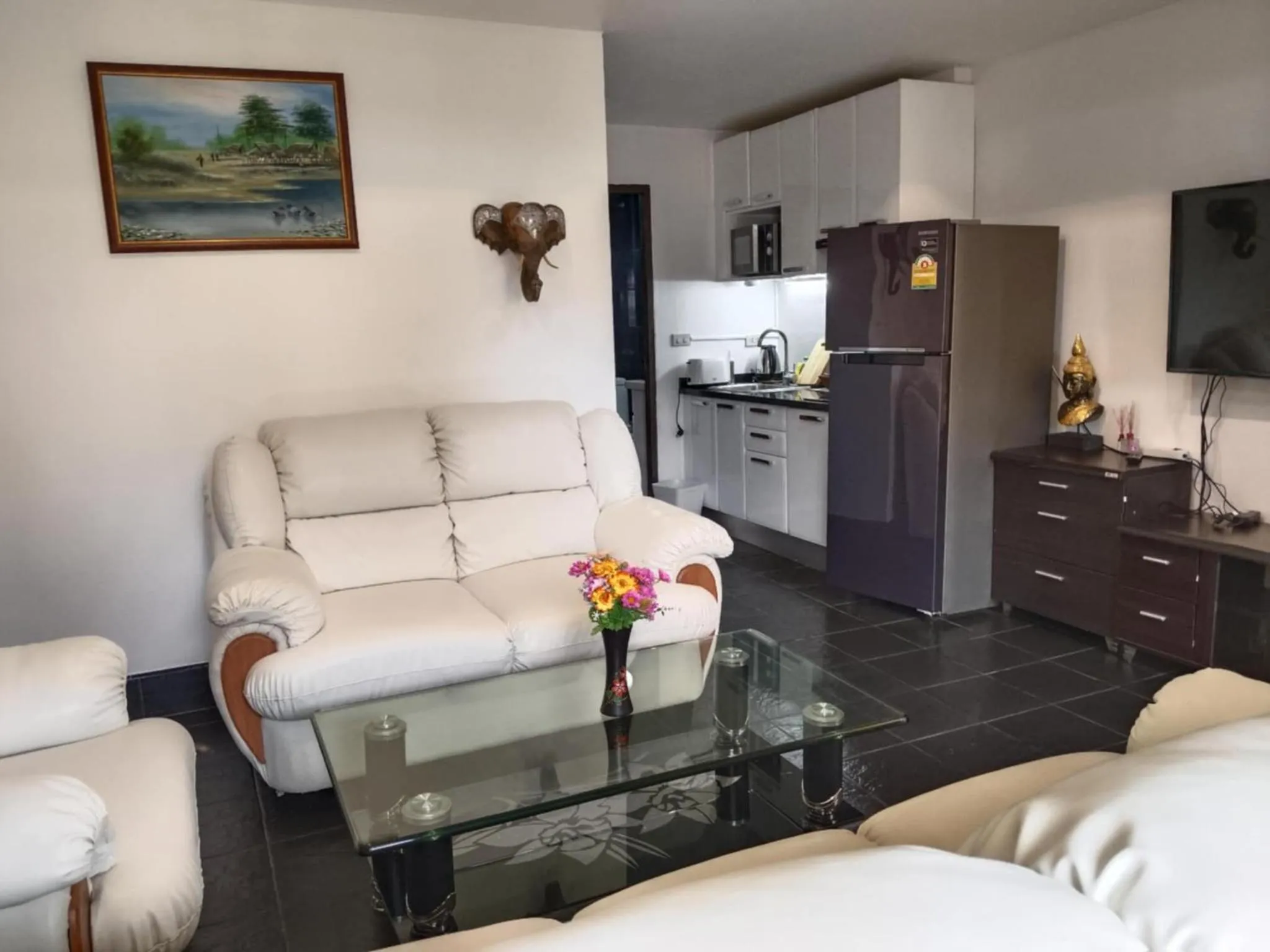 Living room in Phratamnak Inn - 100 meter from Beach