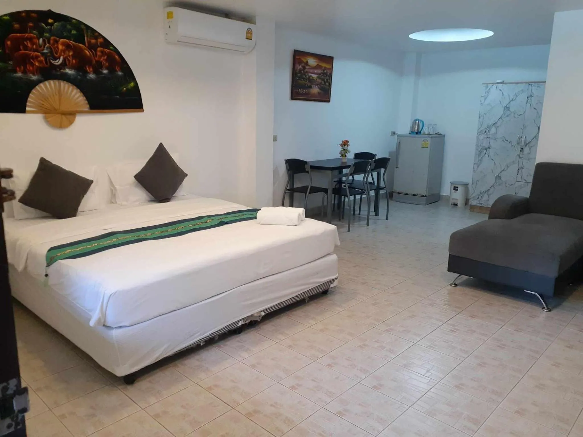 Bedroom in Phratamnak Inn - 100 meter from Beach