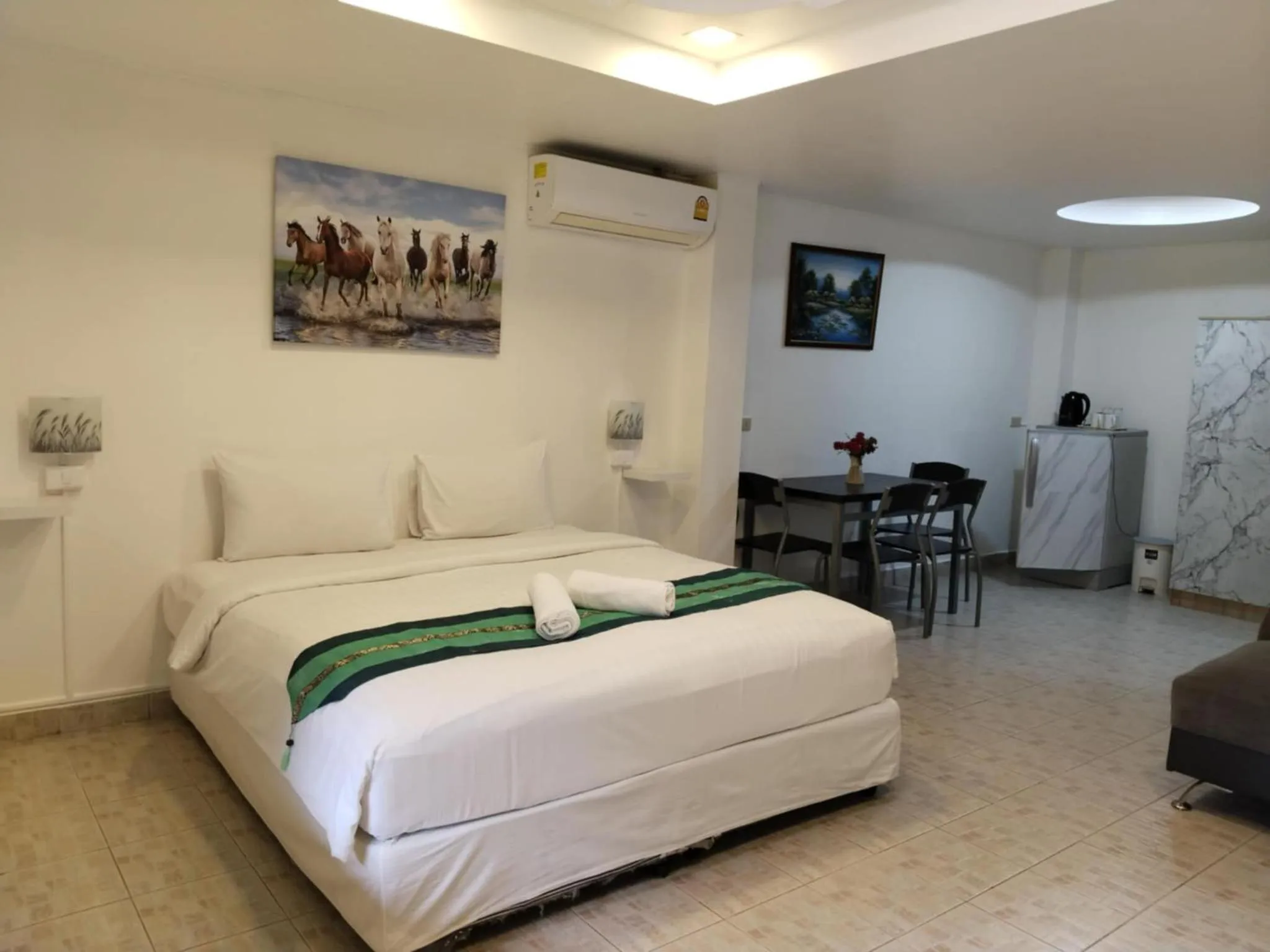 Bed in Phratamnak Inn - 100 meter from Beach