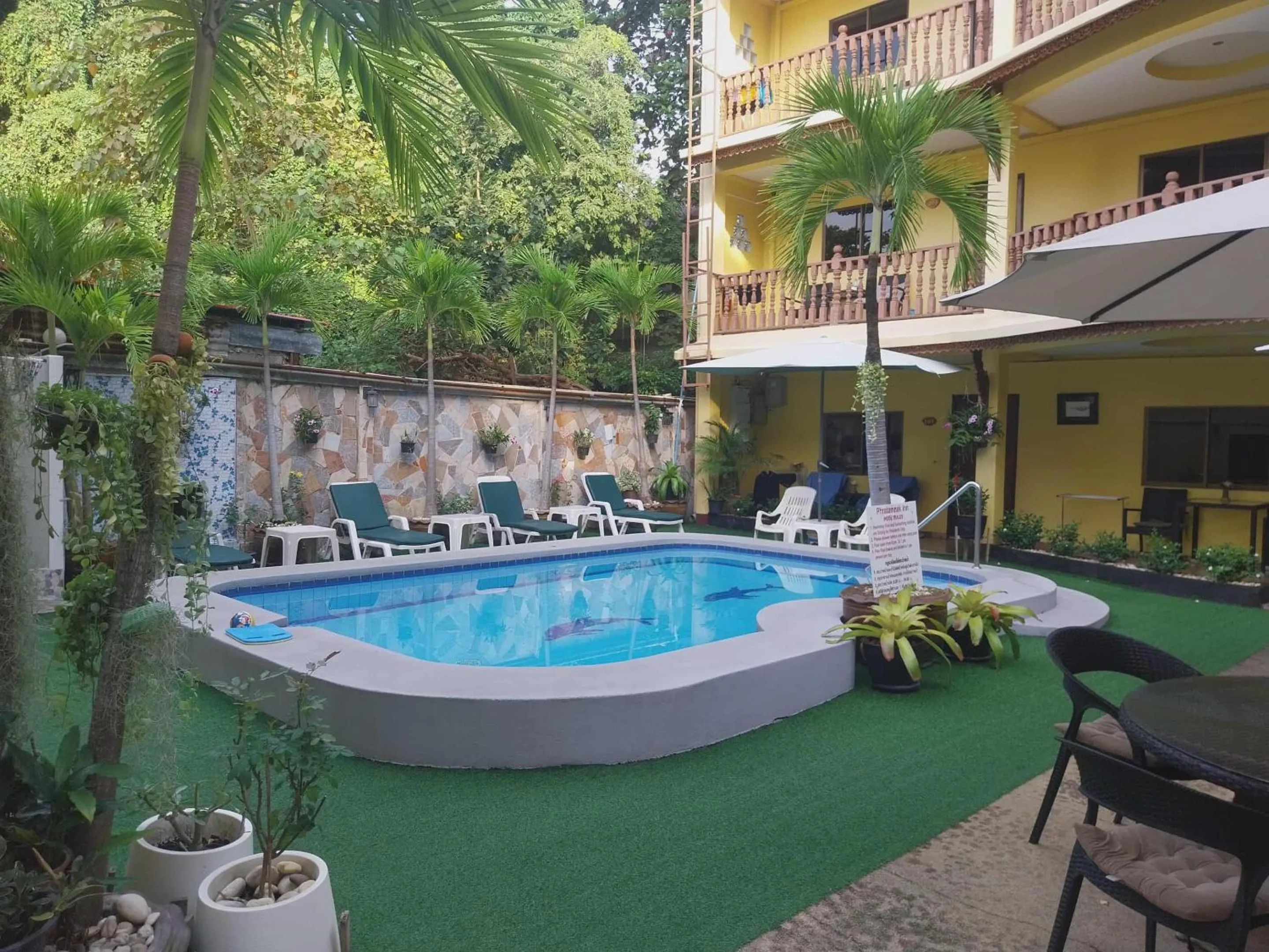 Property building in Phratamnak Inn - 100 meter from Beach