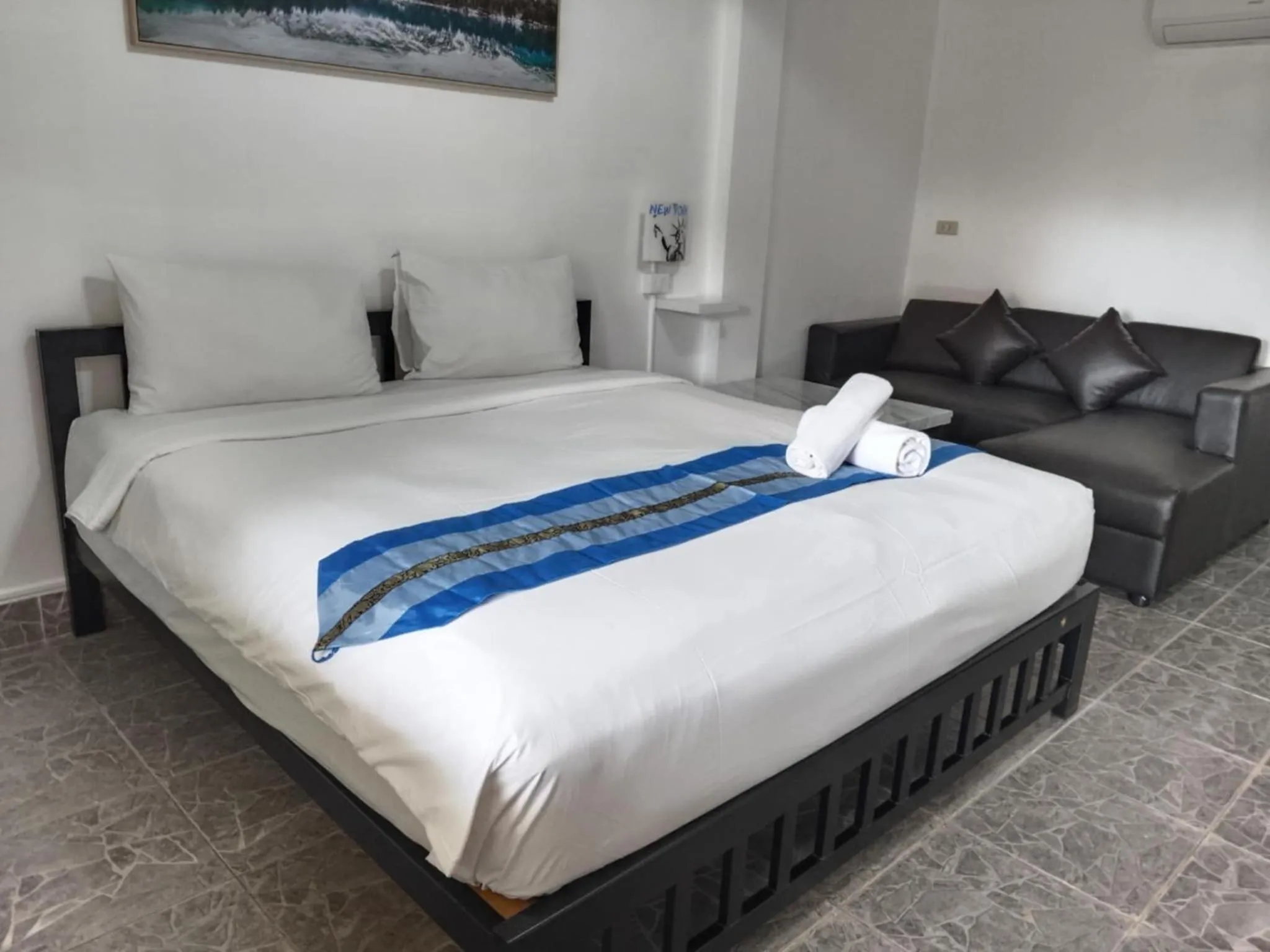 Bed in Phratamnak Inn - 100 meter from Beach