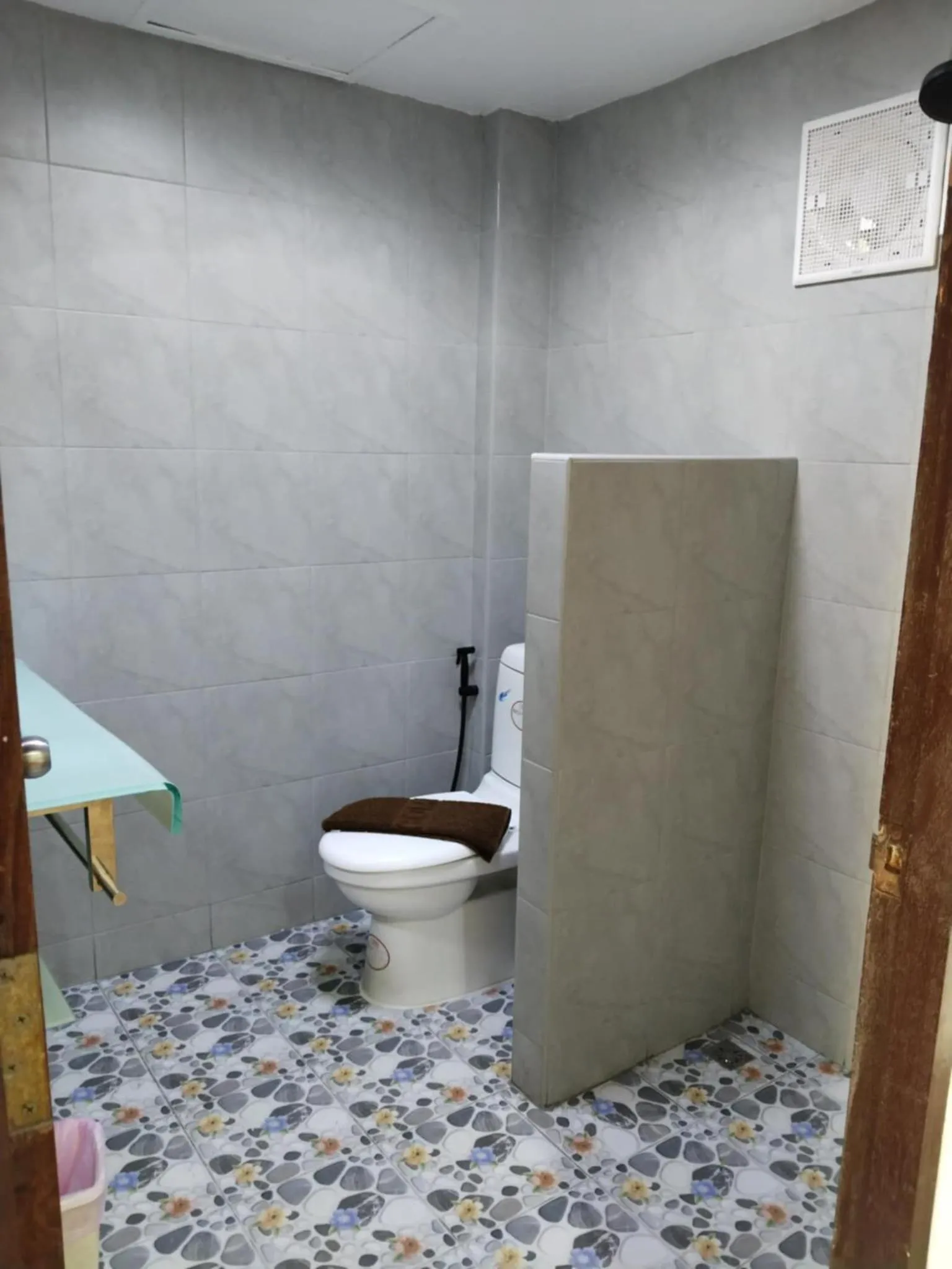Toilet in Phratamnak Inn - 100 meter from Beach