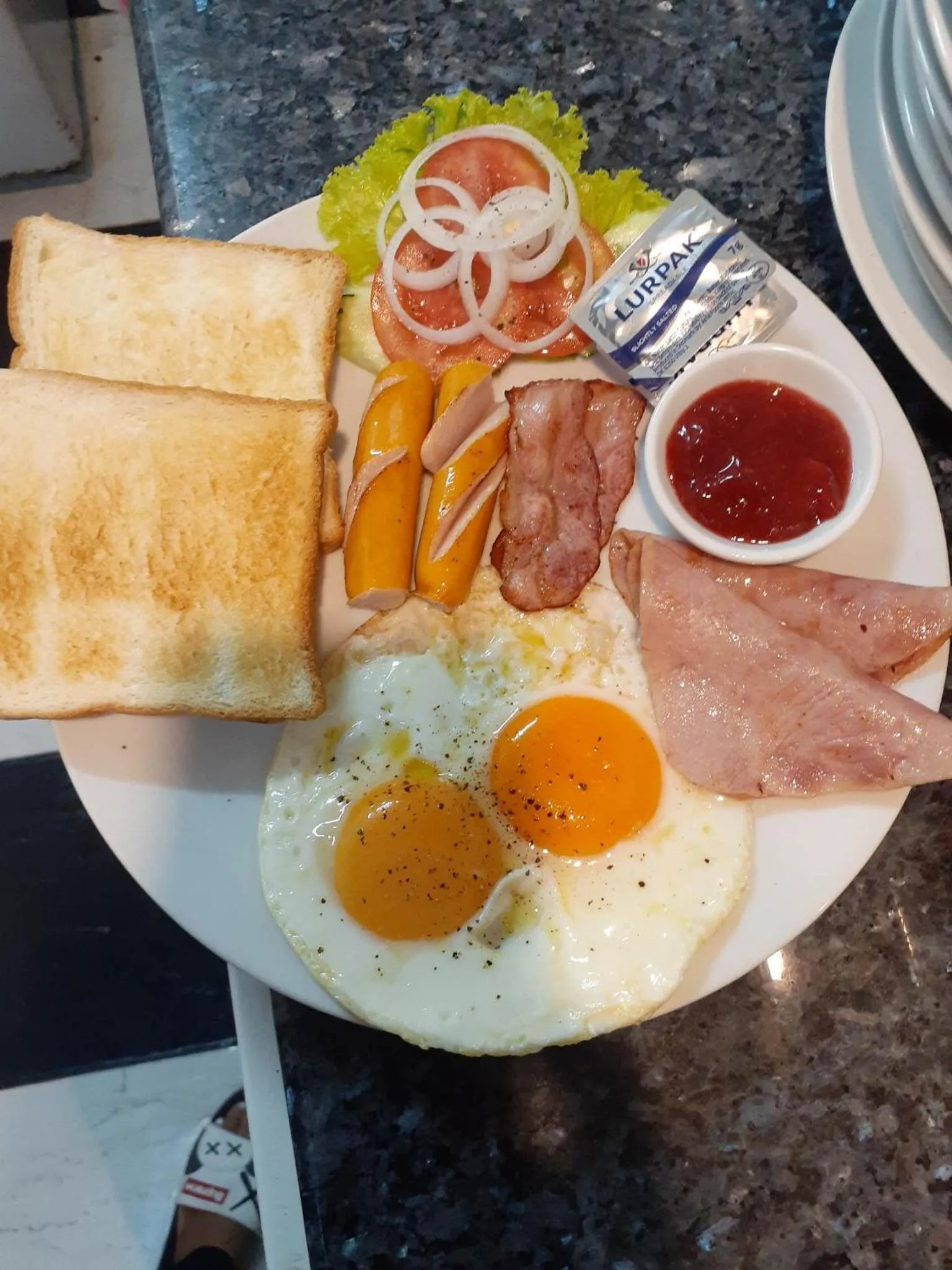 Breakfast in Phratamnak Inn - 100 meter from Beach