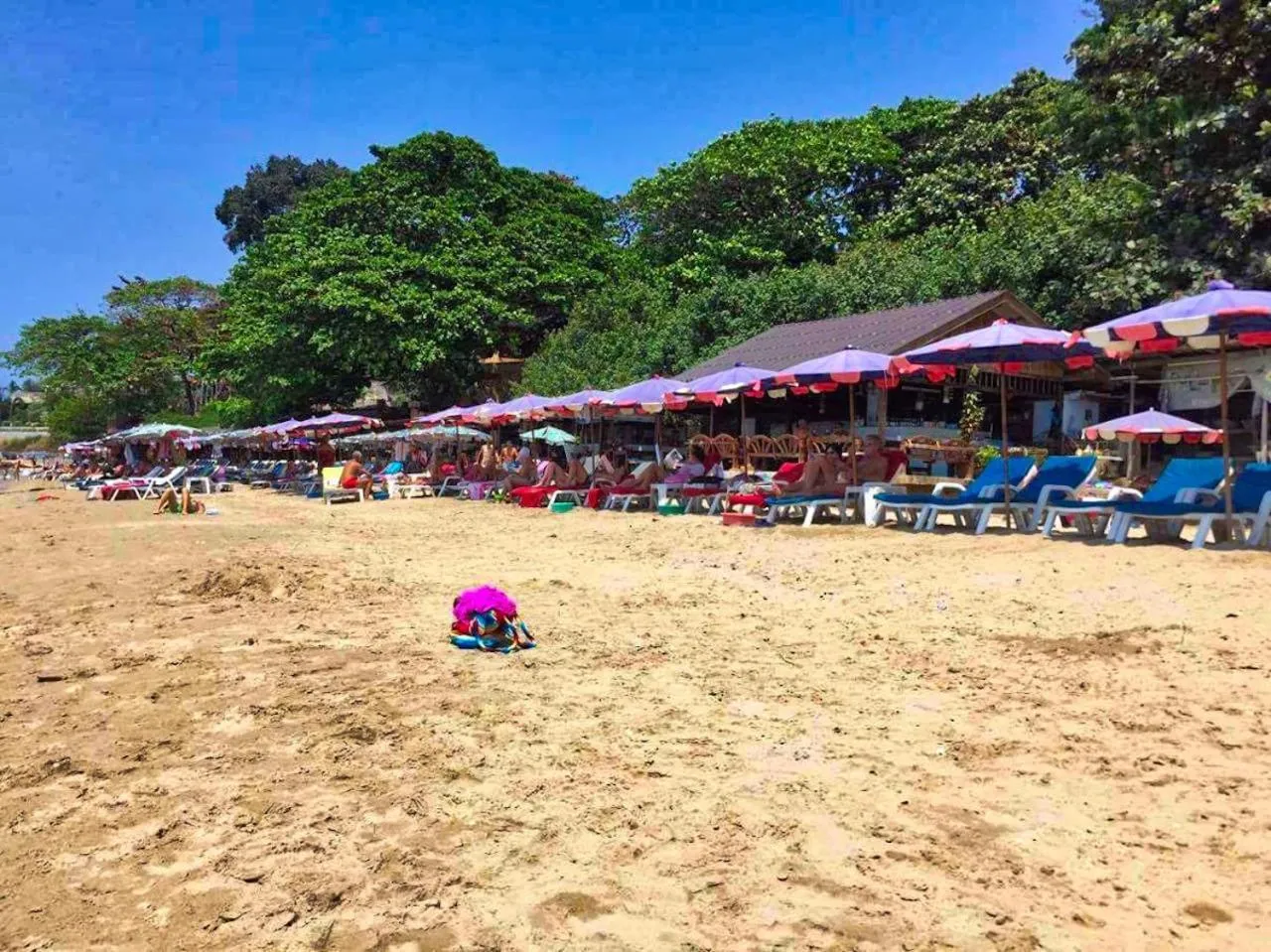 Restaurant/places to eat in Phratamnak Inn - 100 meter from Beach