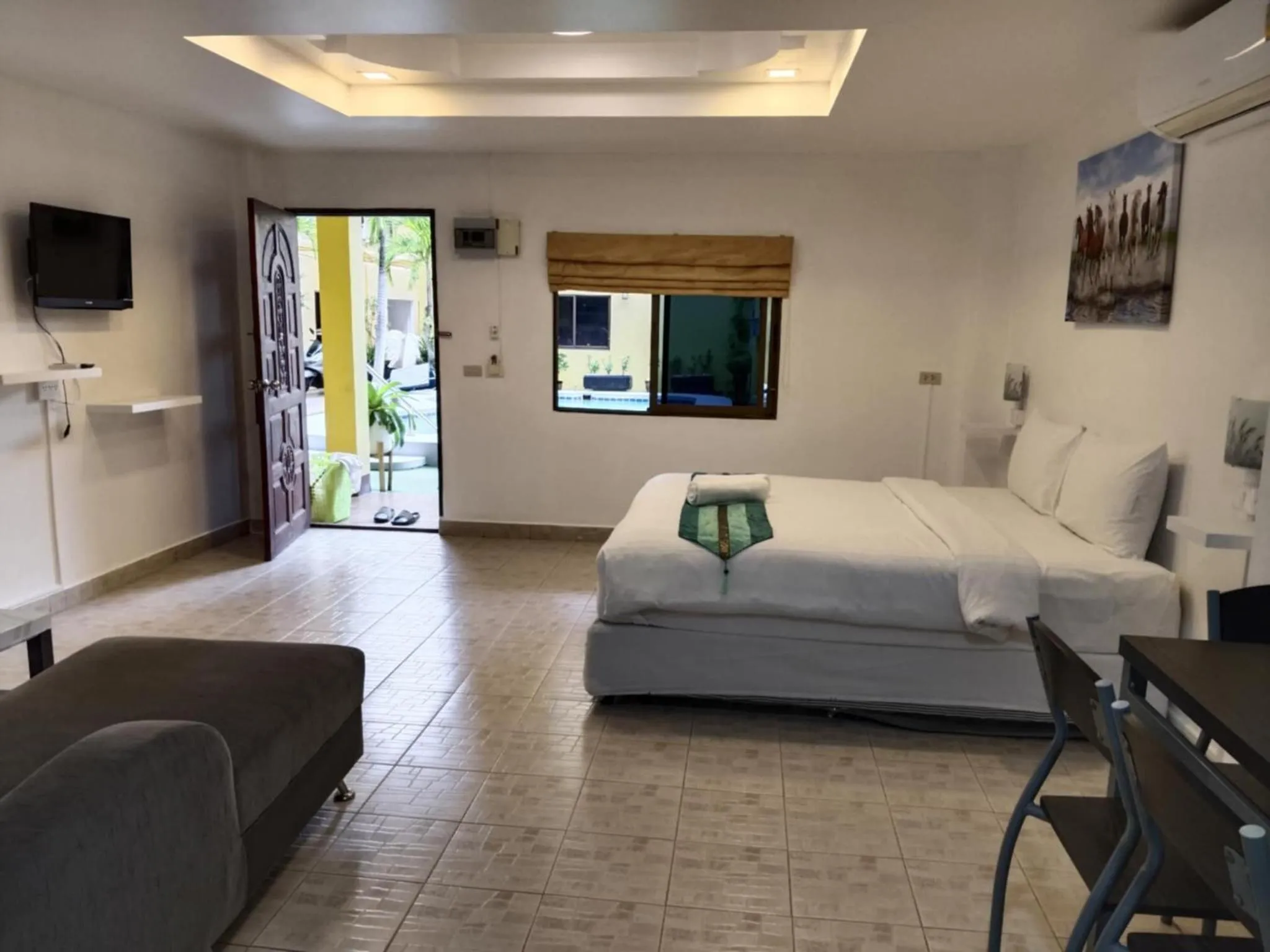 Bed in Phratamnak Inn - 100 meter from Beach