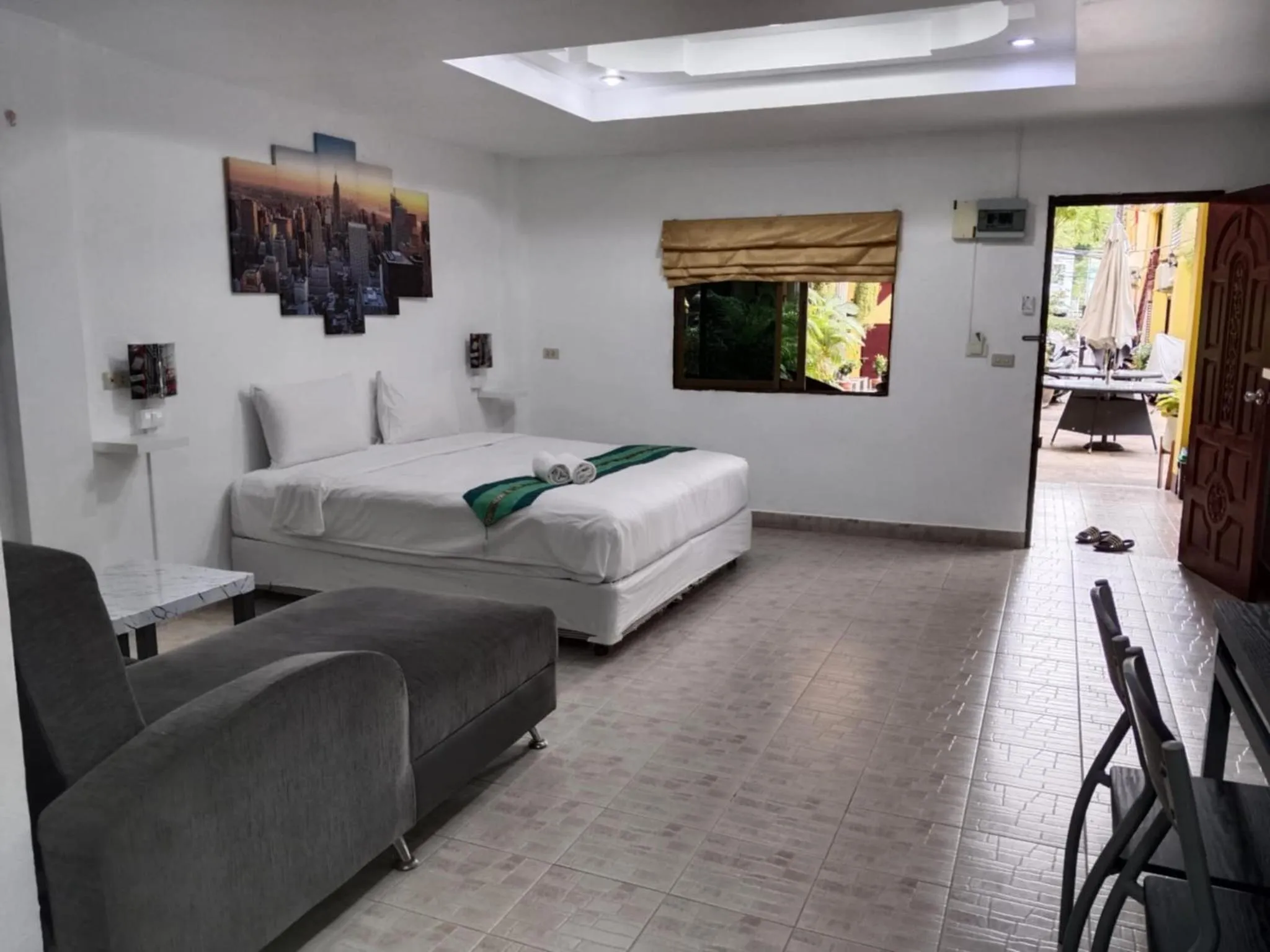 Bed in Phratamnak Inn - 100 meter from Beach