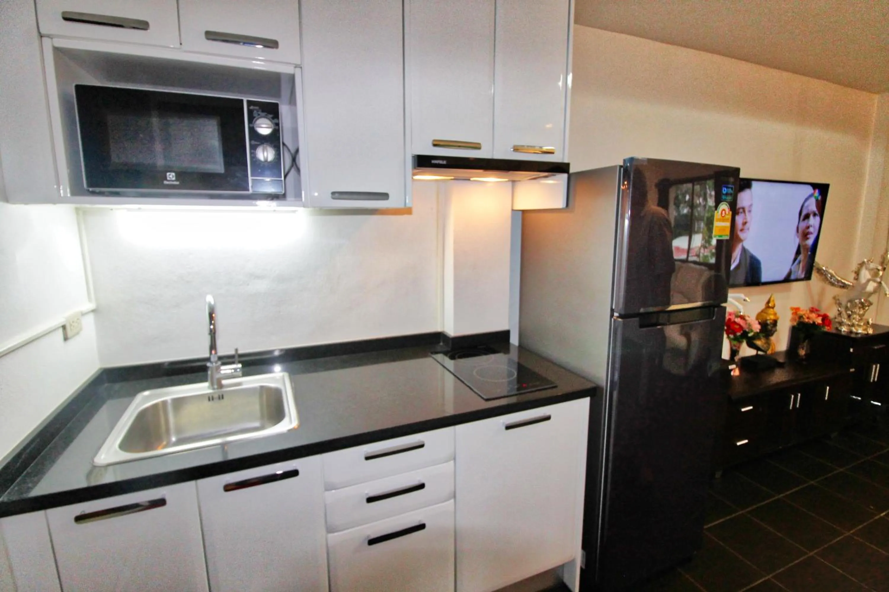 Kitchen or kitchenette in Phratamnak Inn - 100 meter from Beach