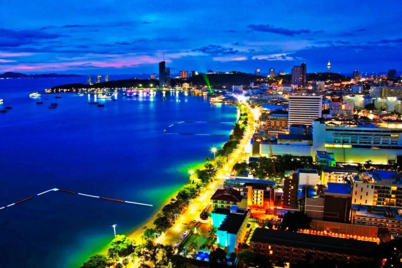 Neighbourhood in Phratamnak Inn - 100 meter from Beach