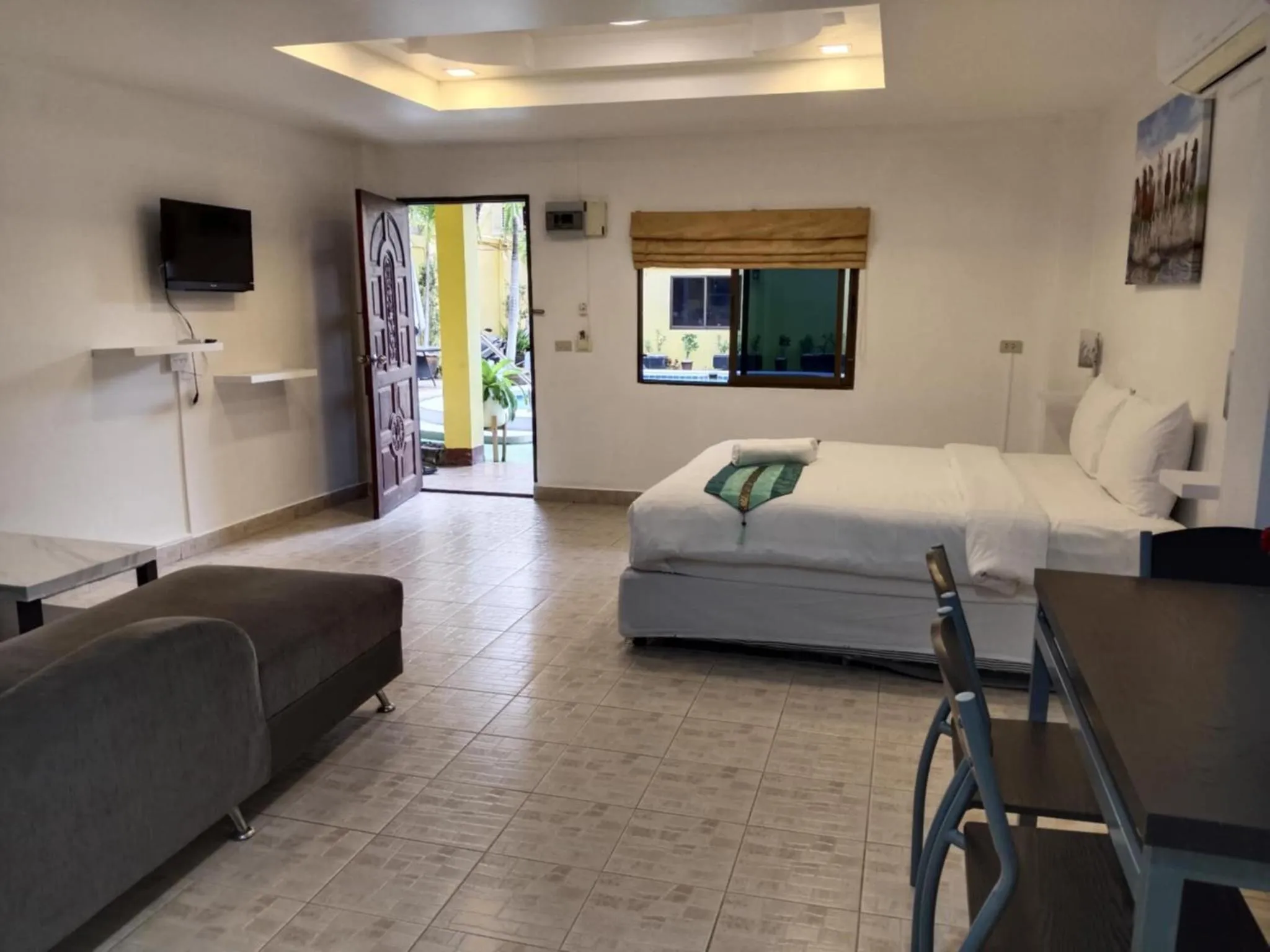 Bed in Phratamnak Inn - 100 meter from Beach