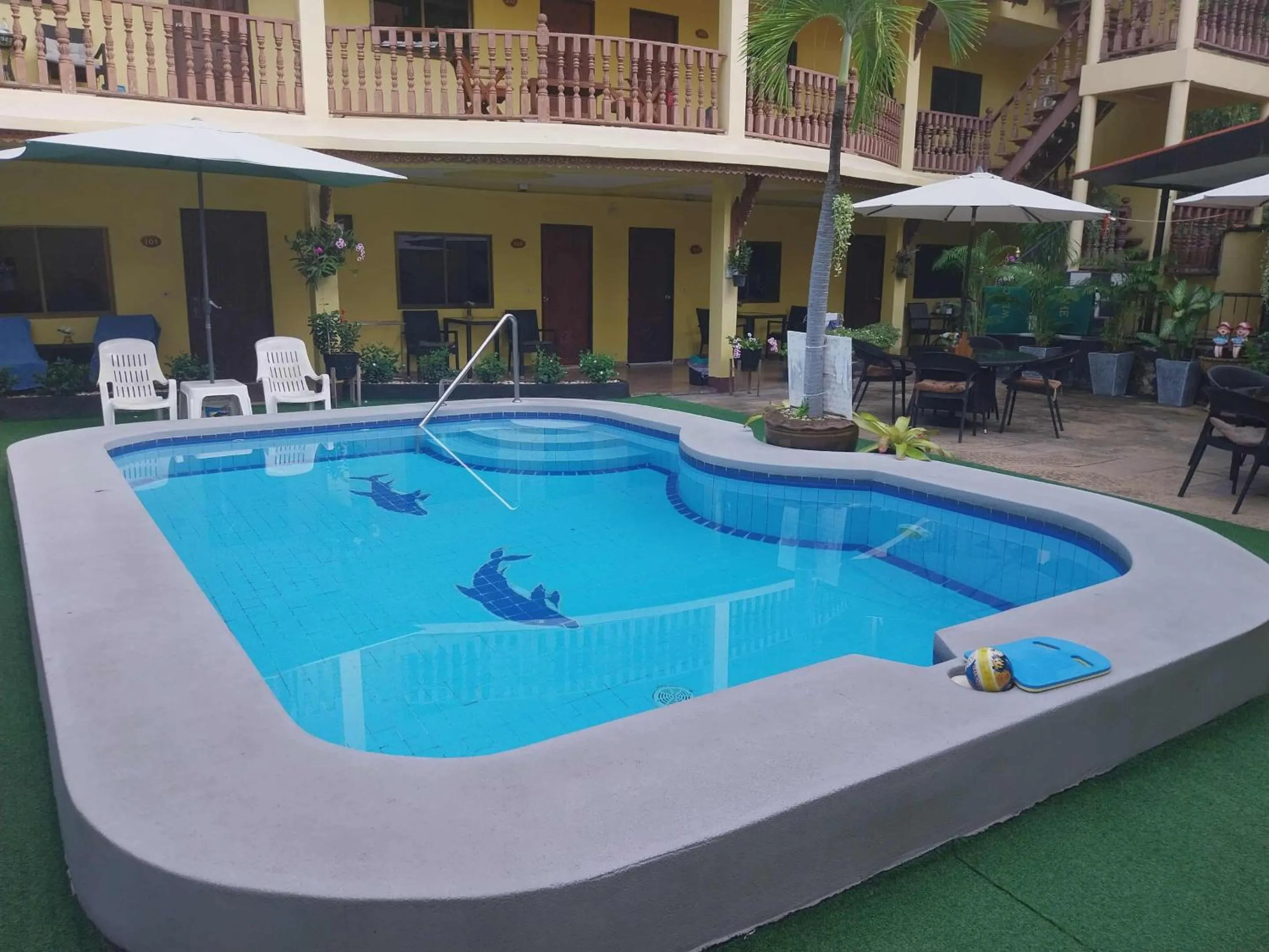 Swimming pool in Phratamnak Inn - 100 meter from Beach