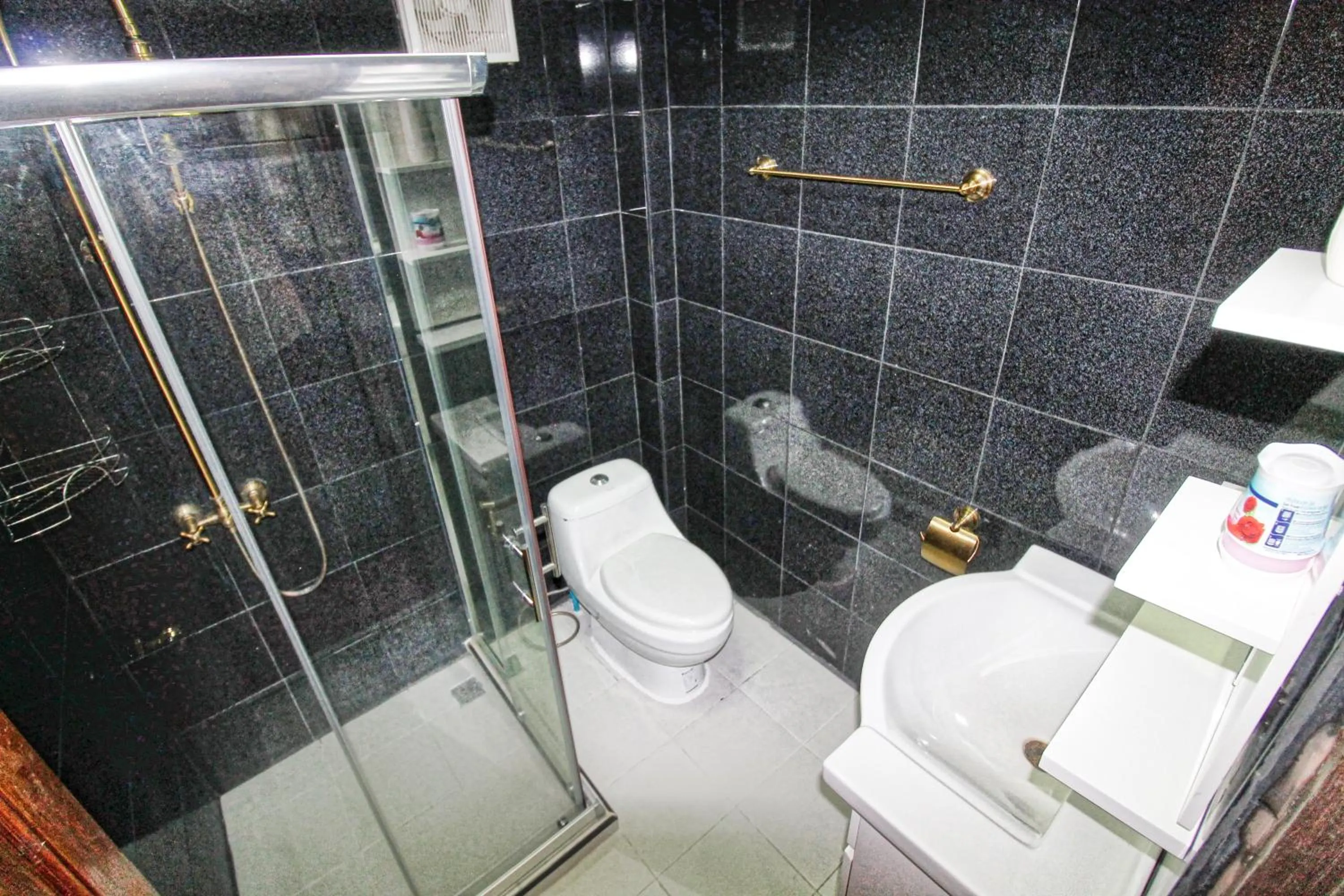 Shower in Phratamnak Inn - 100 meter from Beach