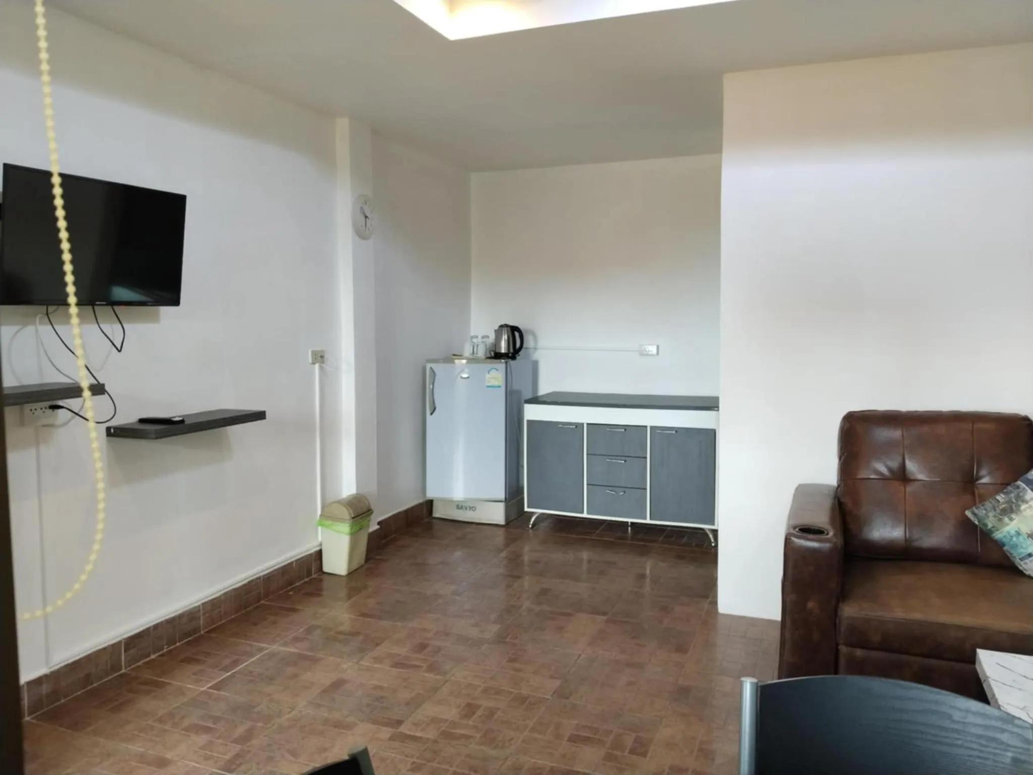 TV and multimedia in Phratamnak Inn - 100 meter from Beach