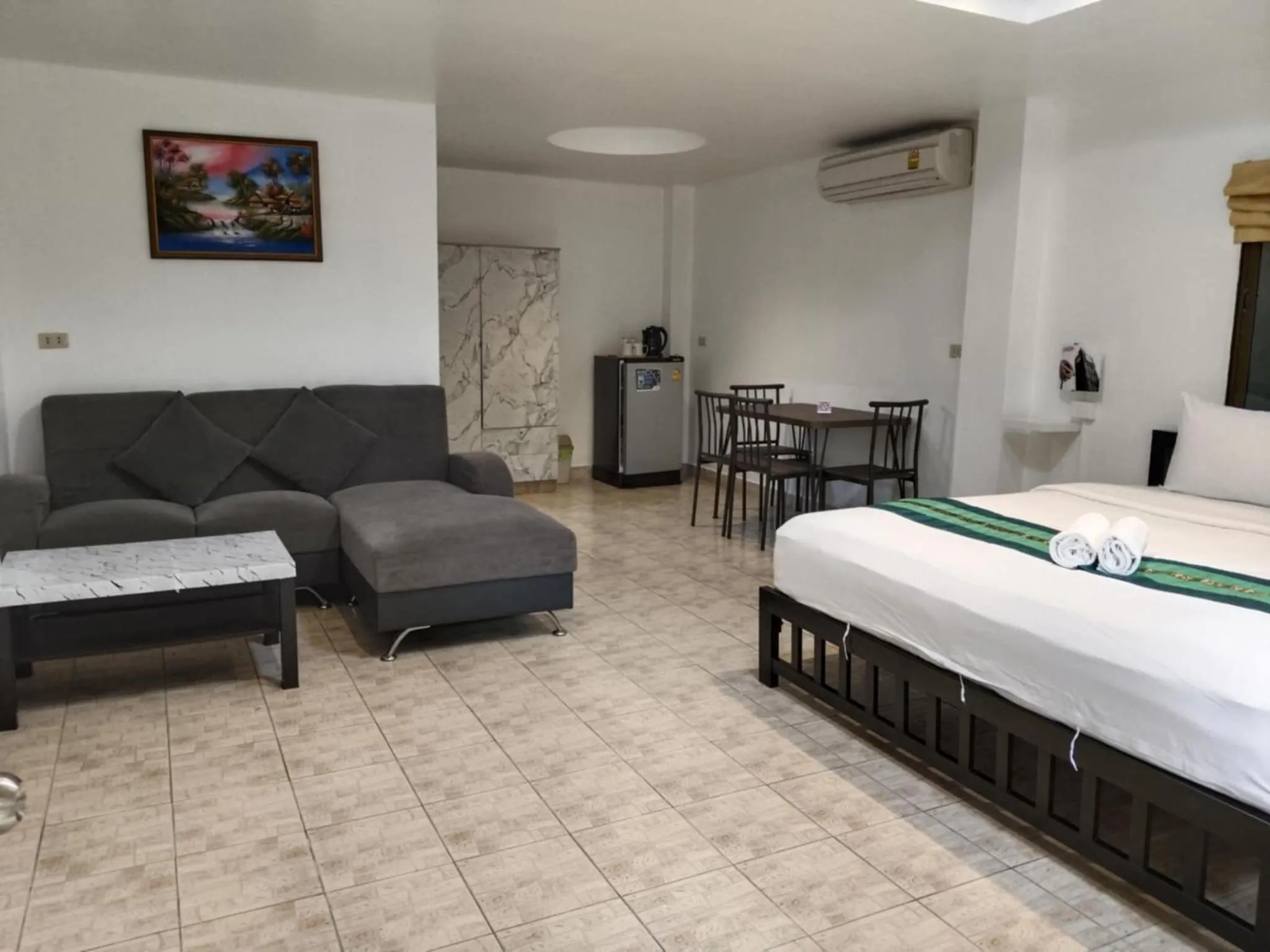 Bed in Phratamnak Inn - 100 meter from Beach