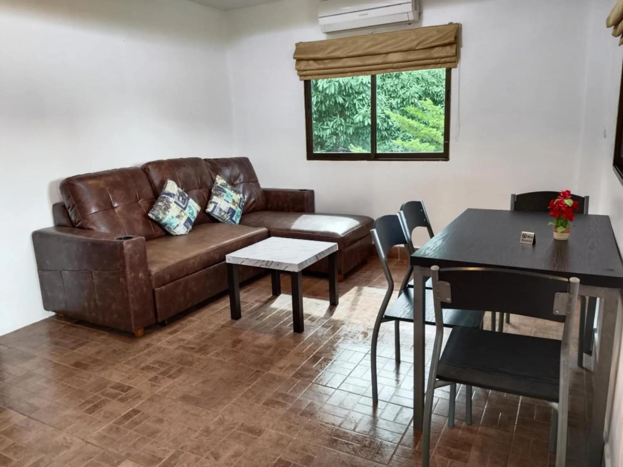 Living room in Phratamnak Inn - 100 meter from Beach