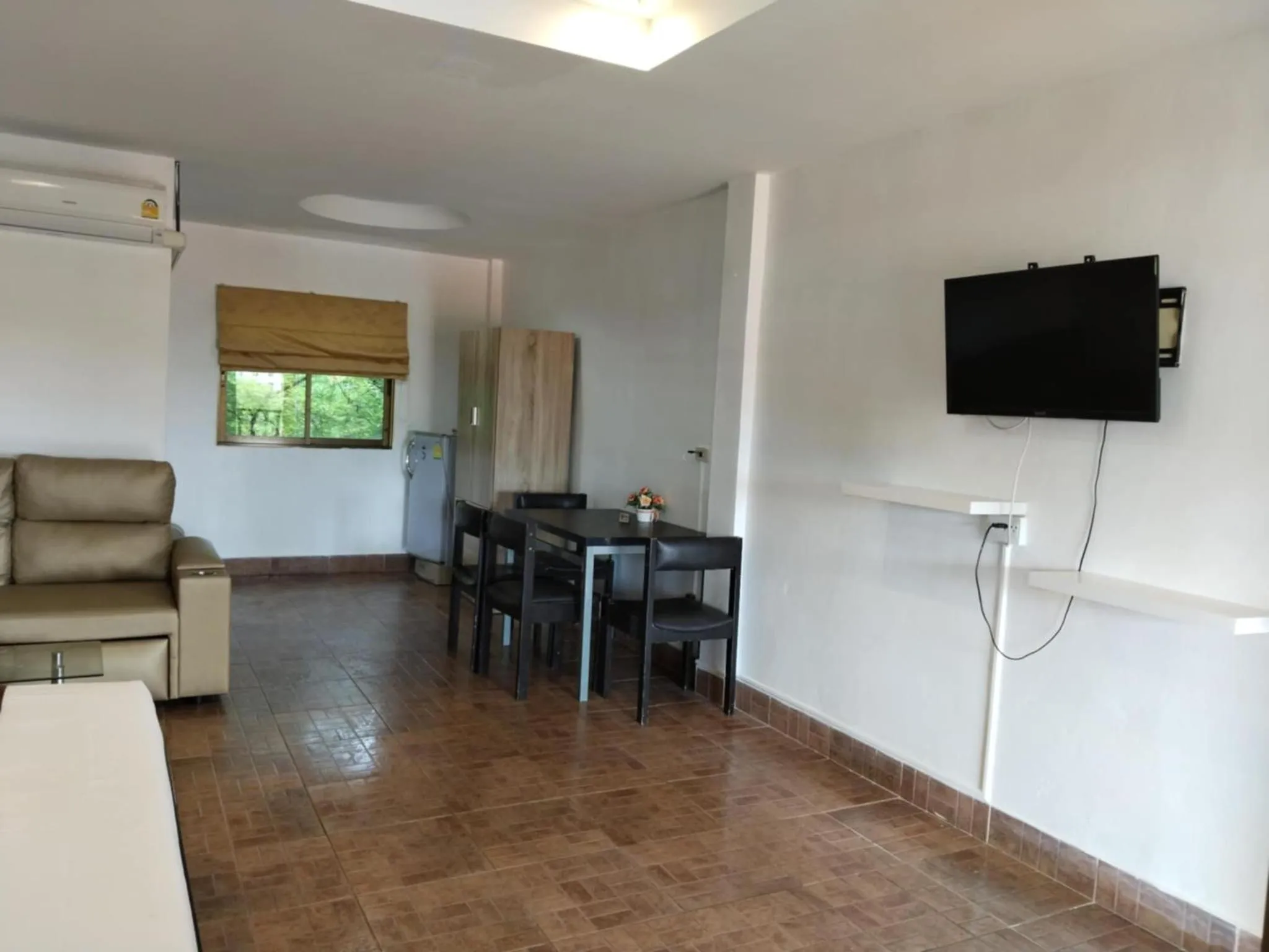 TV and multimedia in Phratamnak Inn - 100 meter from Beach