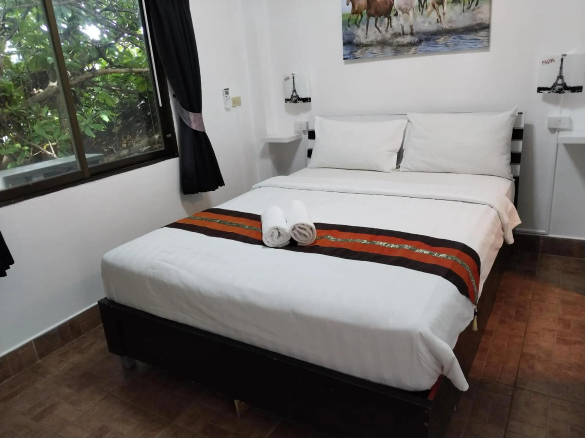 Bed in Phratamnak Inn - 100 meter from Beach