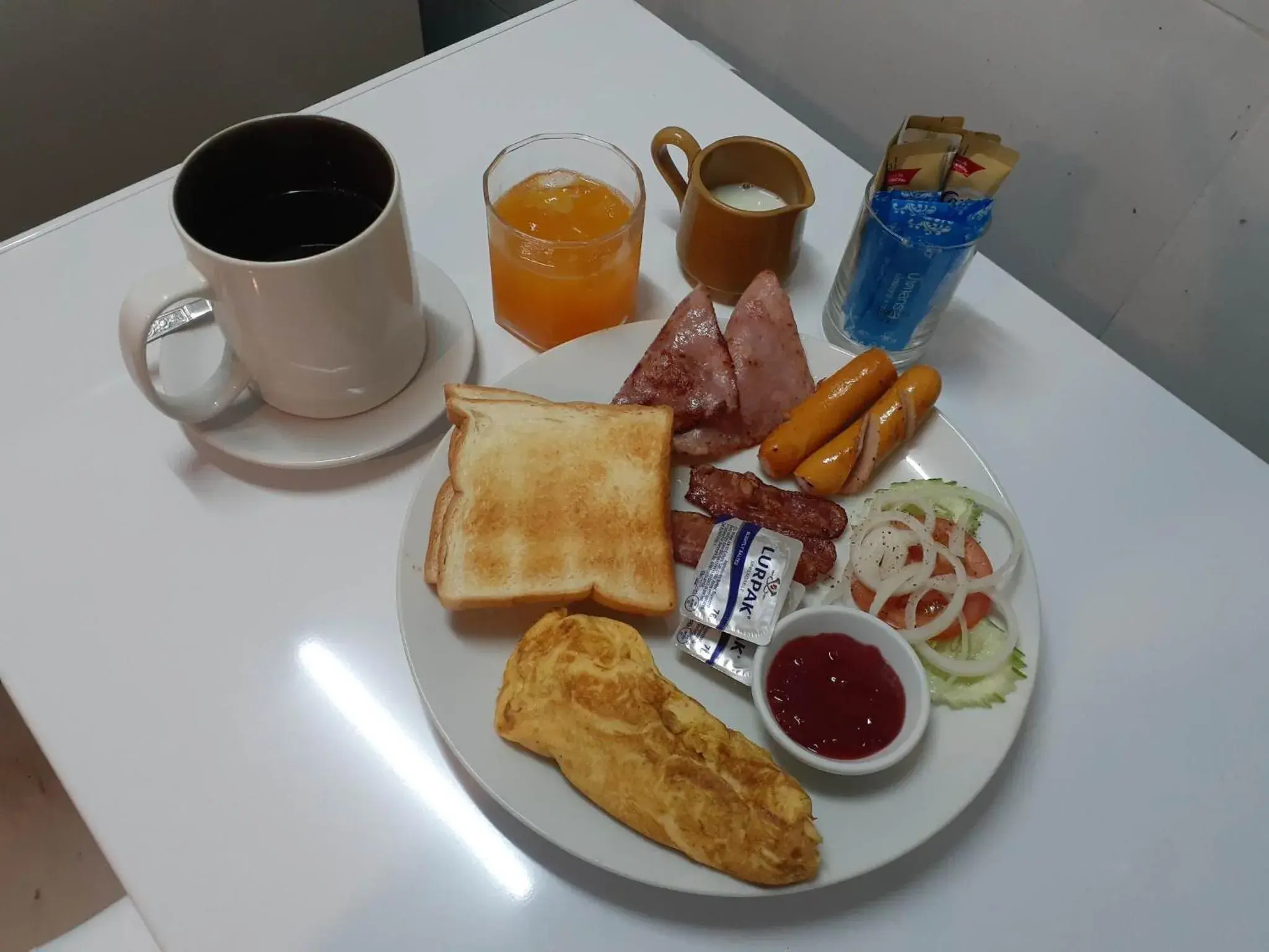 Breakfast in Phratamnak Inn - 100 meter from Beach Breakfast in Phratamnak Inn - 100 meter from Beach