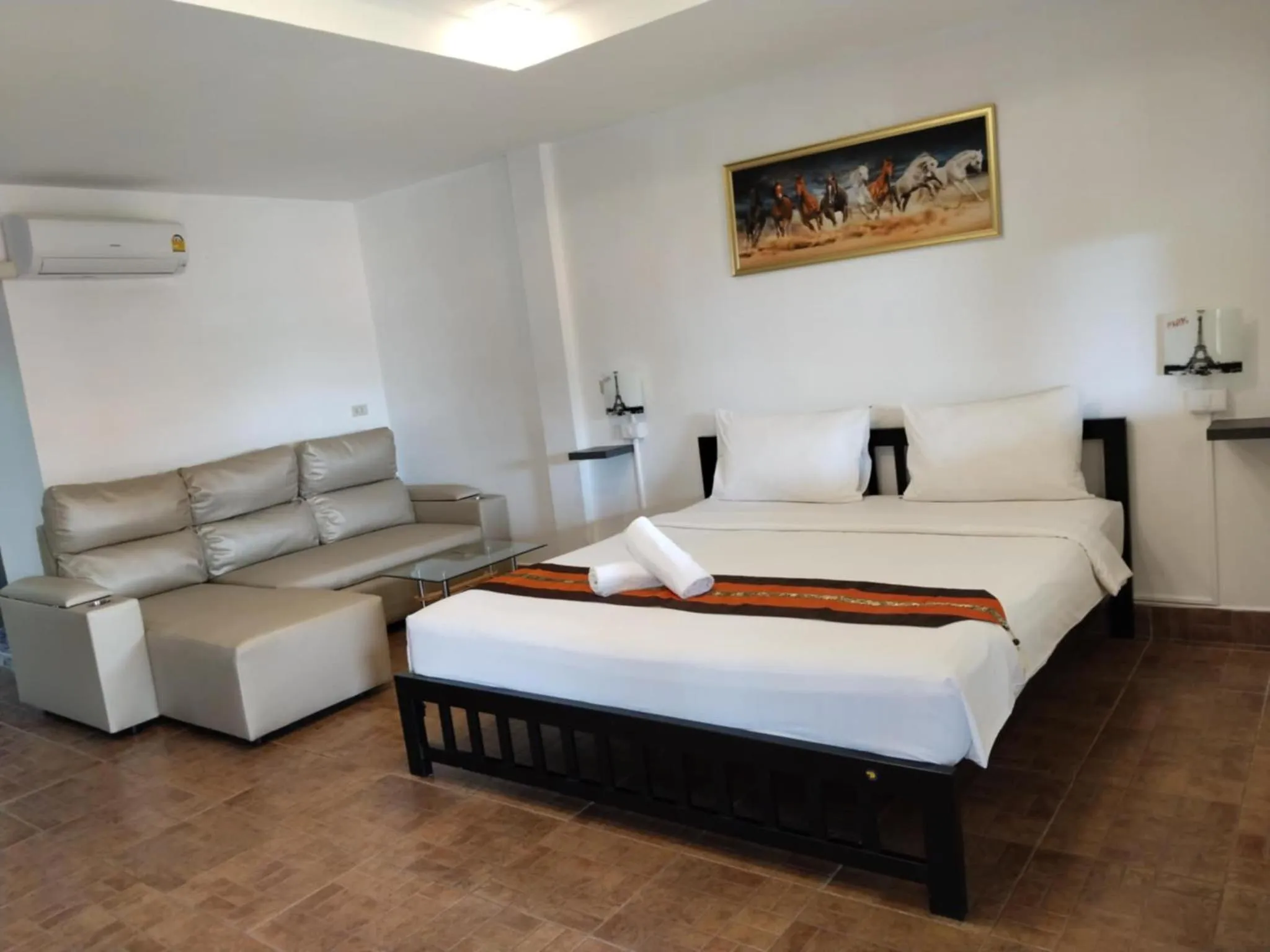 Bed in Phratamnak Inn - 100 meter from Beach
