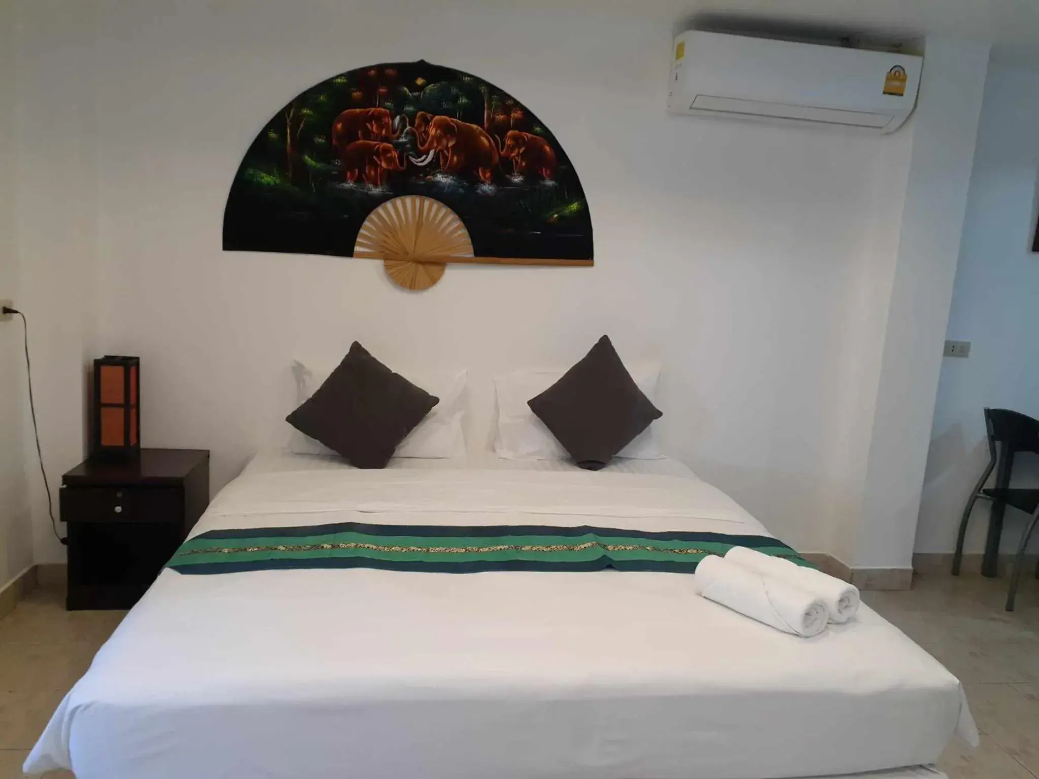 Bed in Phratamnak Inn - 100 meter from Beach Bed in Phratamnak Inn - 100 meter from Beach