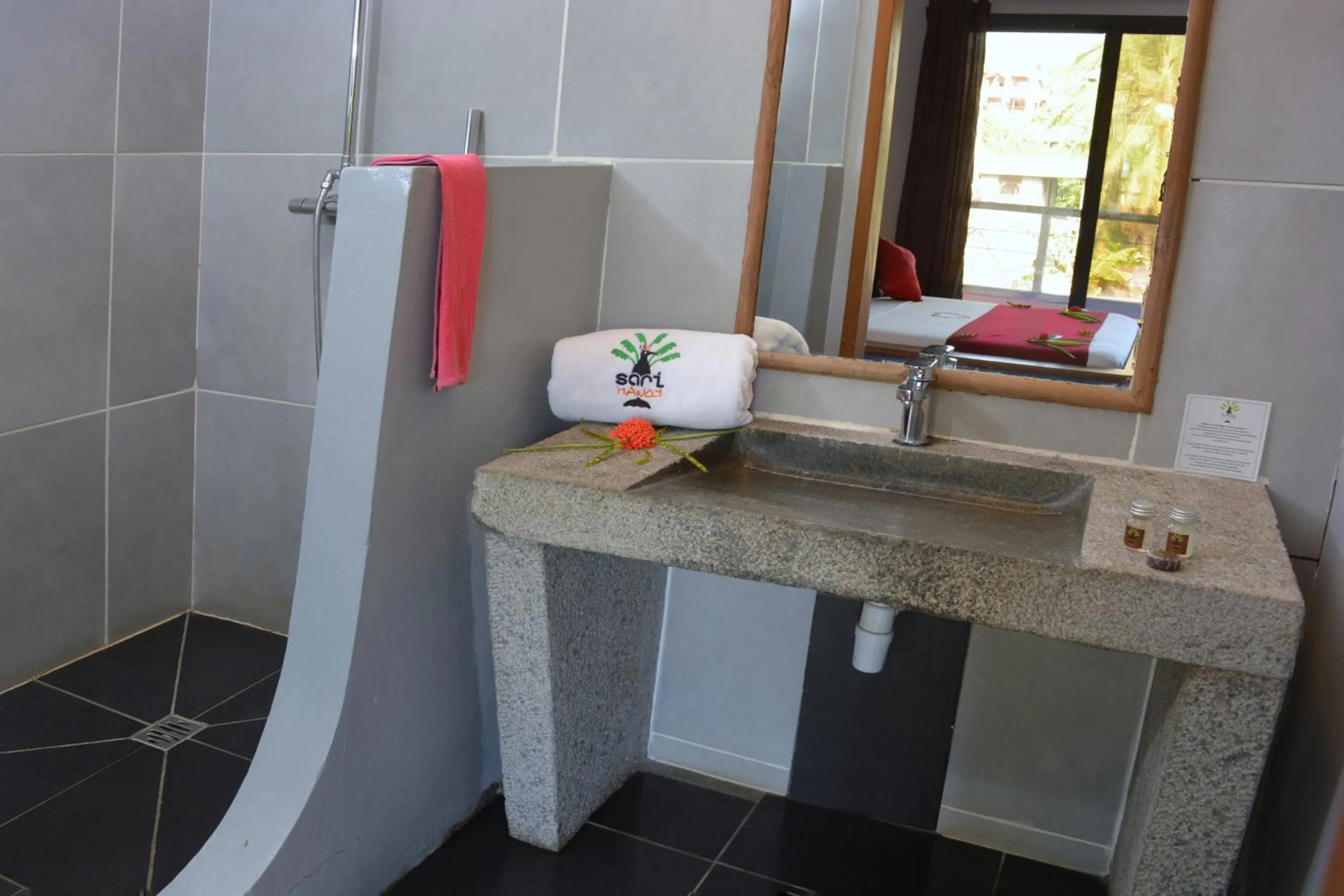 Shower in Hôtel Sarimanok