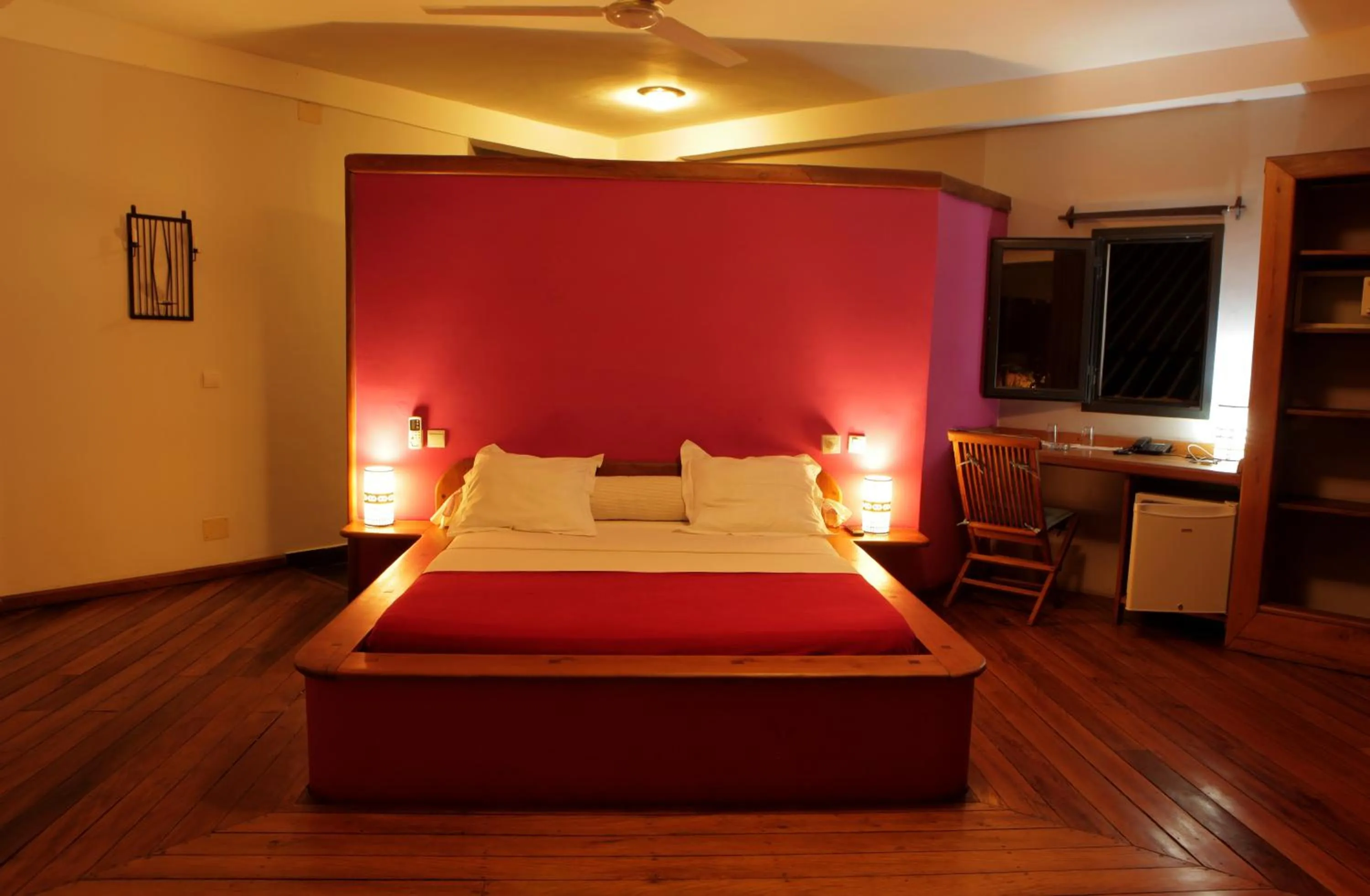Bedroom, Bed in Hôtel Sarimanok