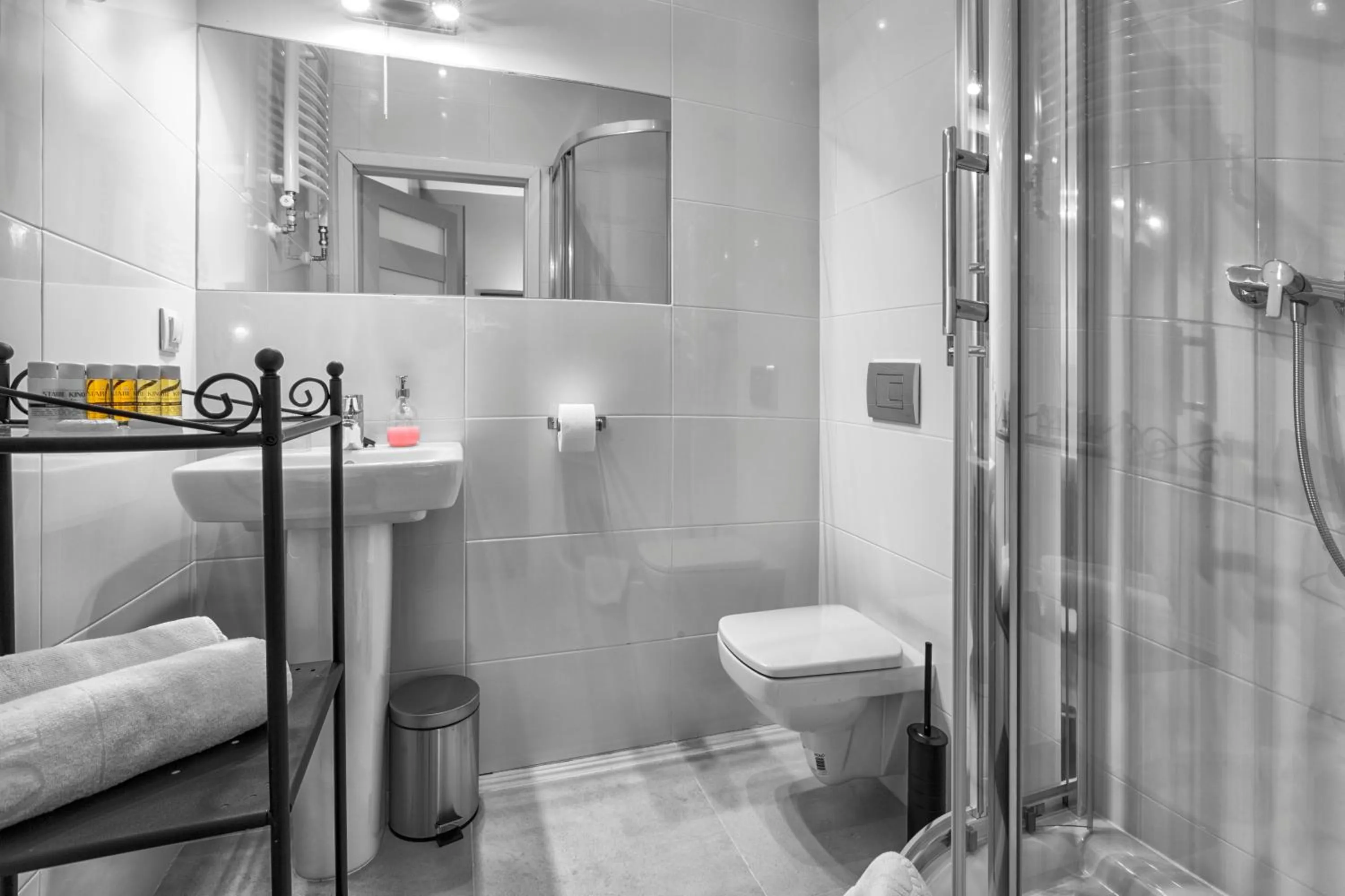 Shower in Cinema Rooms - Piotrkowska