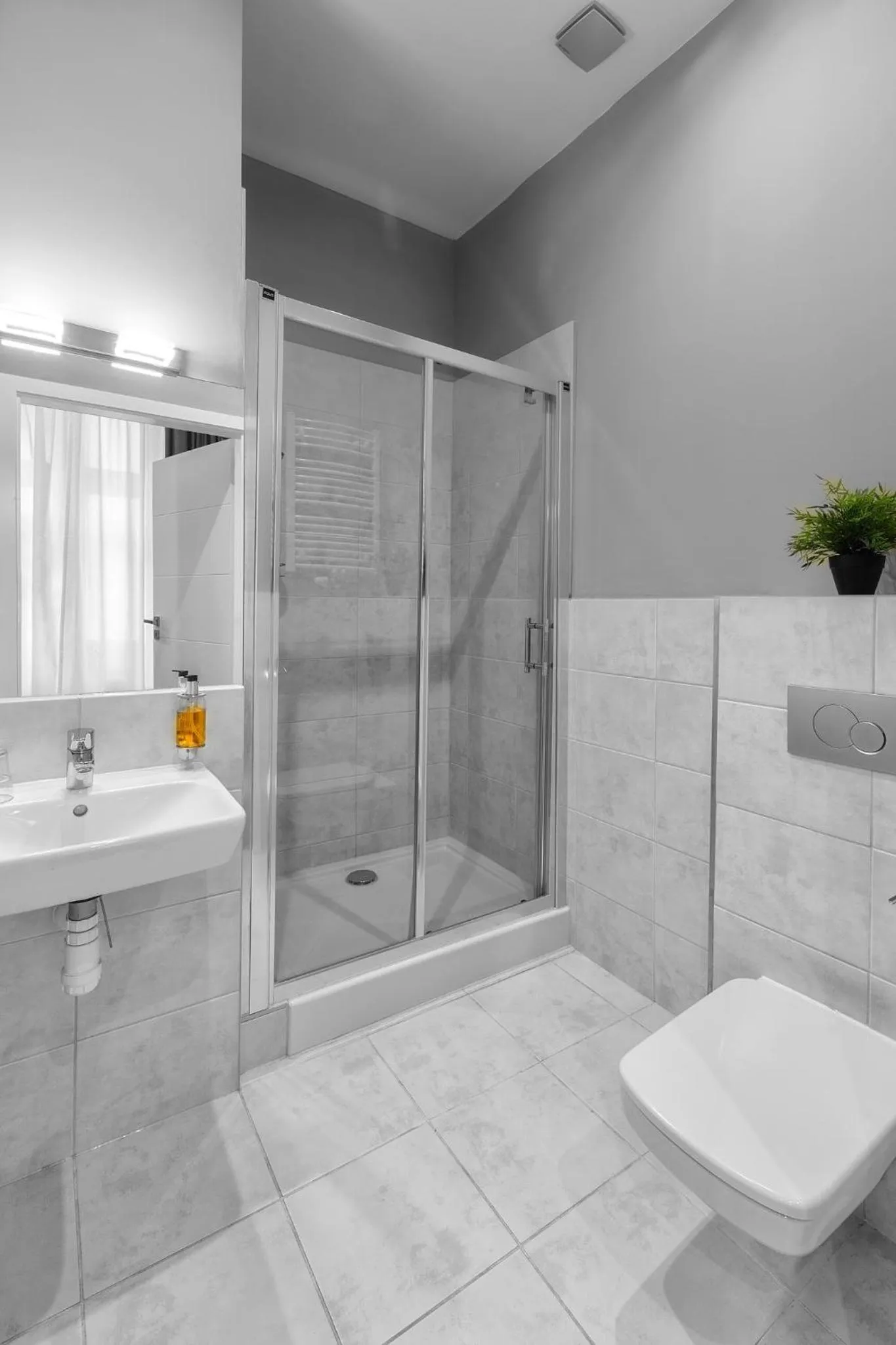 Shower in Cinema Rooms - Piotrkowska