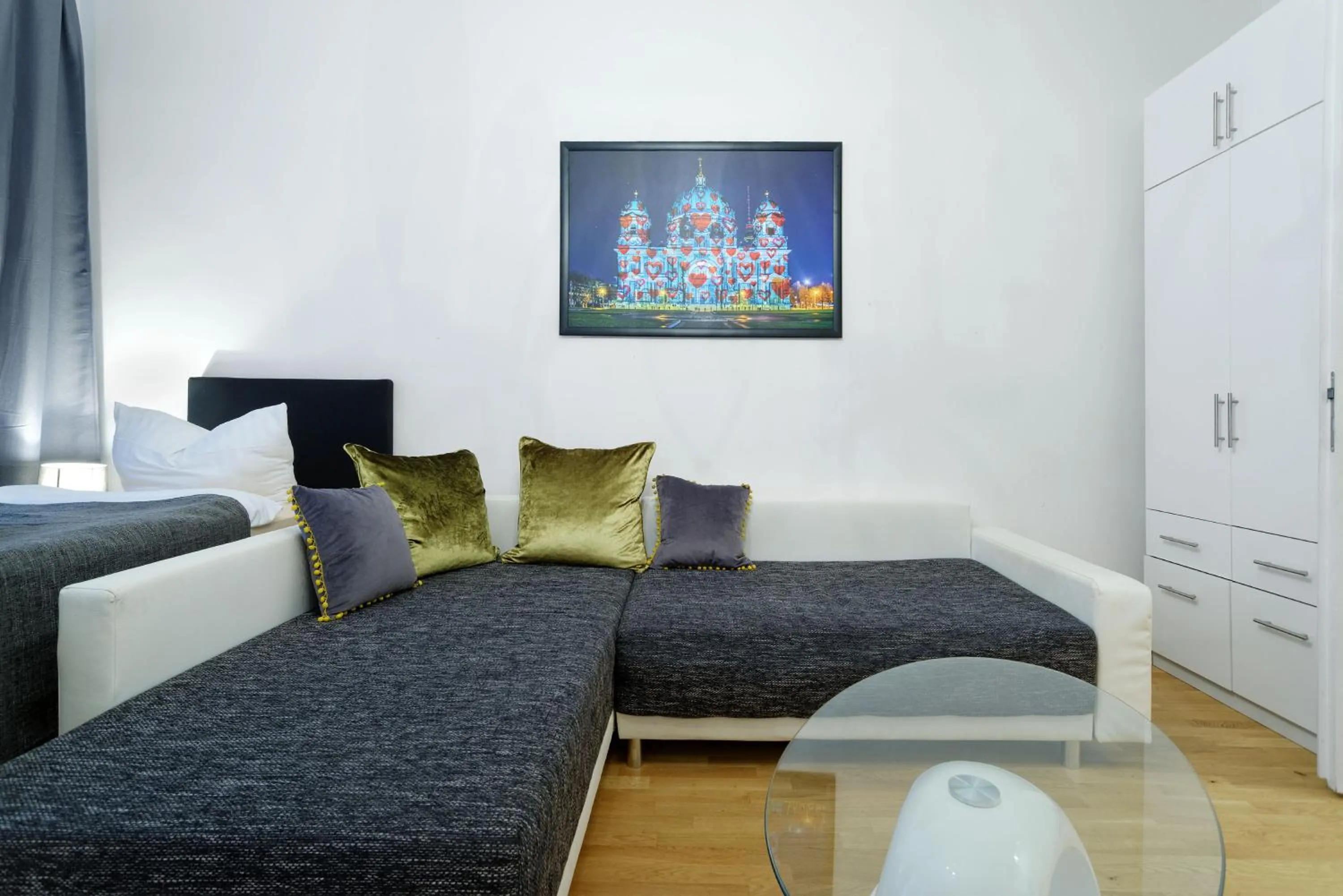 Living room, Bed in Grand Central Mitte Apartment