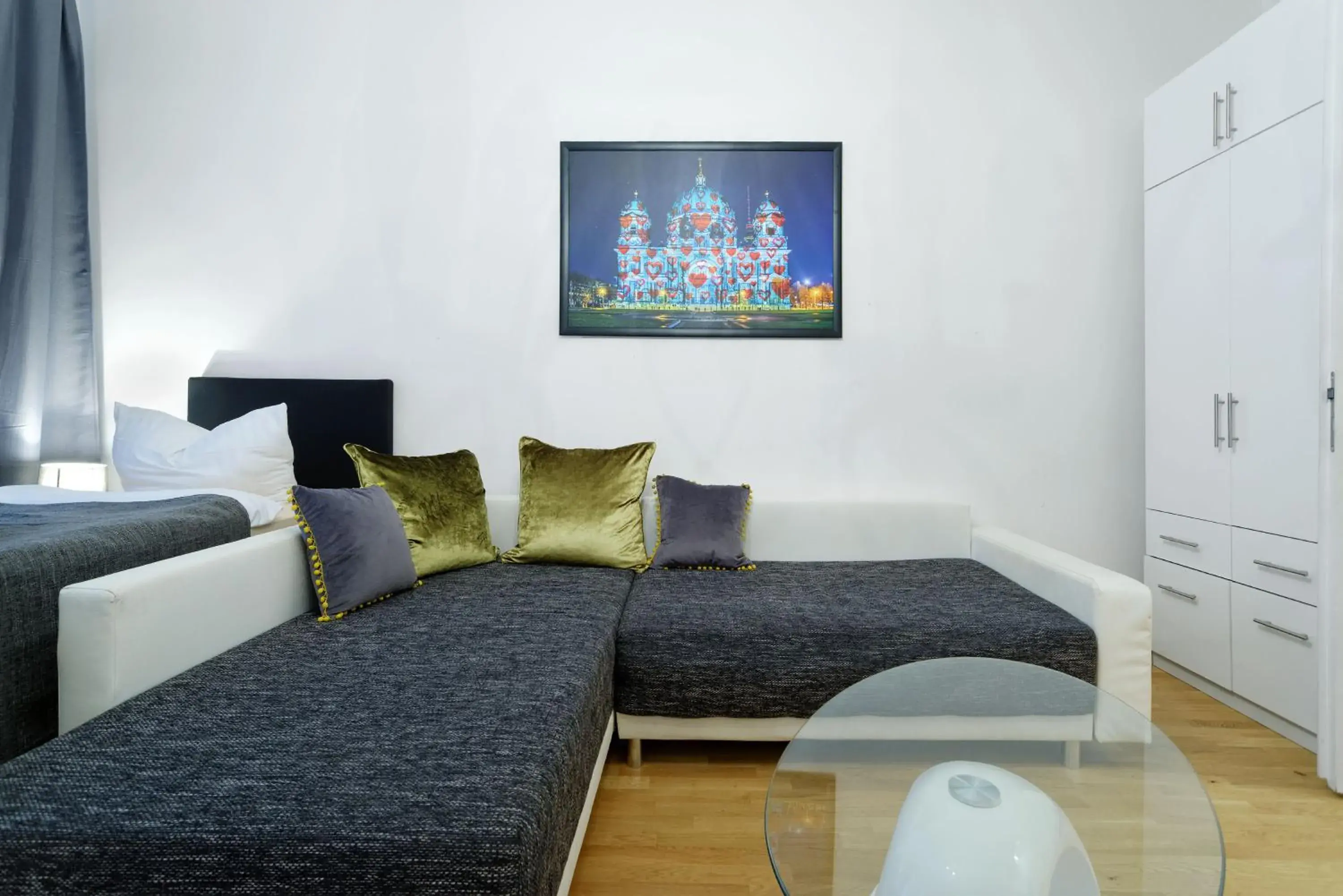 Deluxe Three-Bedroom Apartment with living room in Grand Central Mitte Apartment Deluxe Three-Bedroom Apartment with living room in Grand Central Mitte Apartment