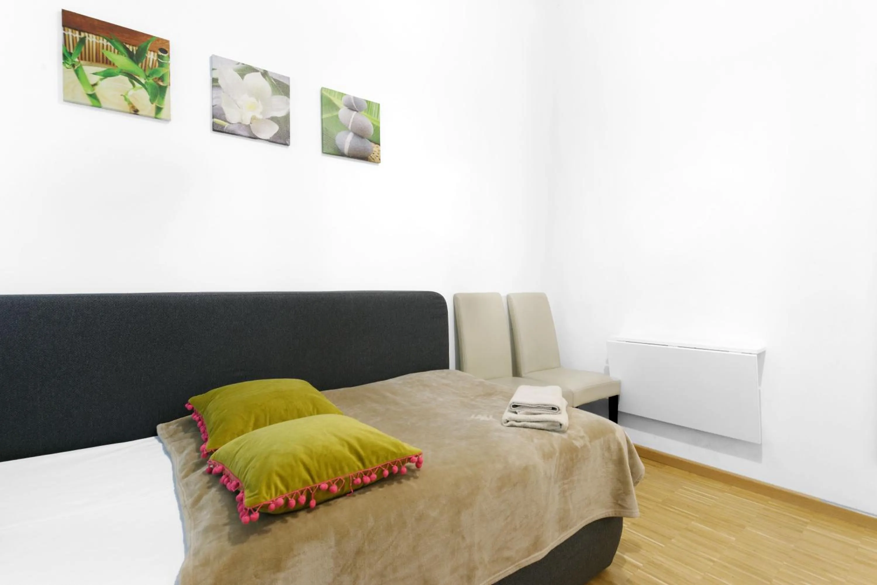 Living room, Bed in Grand Central Mitte Apartment