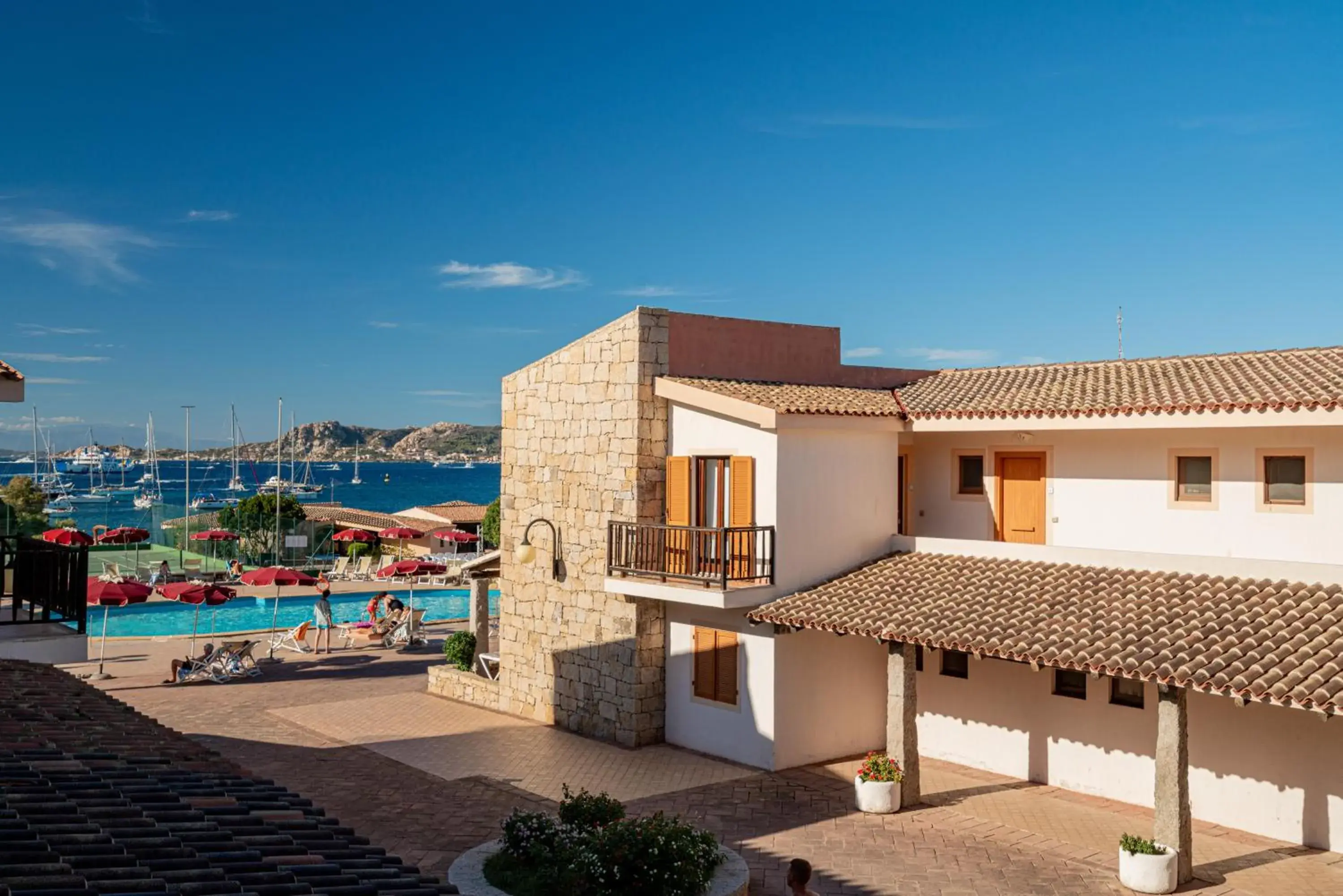 Property building in Club Esse Residence Capo D'orso Property building in Club Esse Residence Capo D'orso